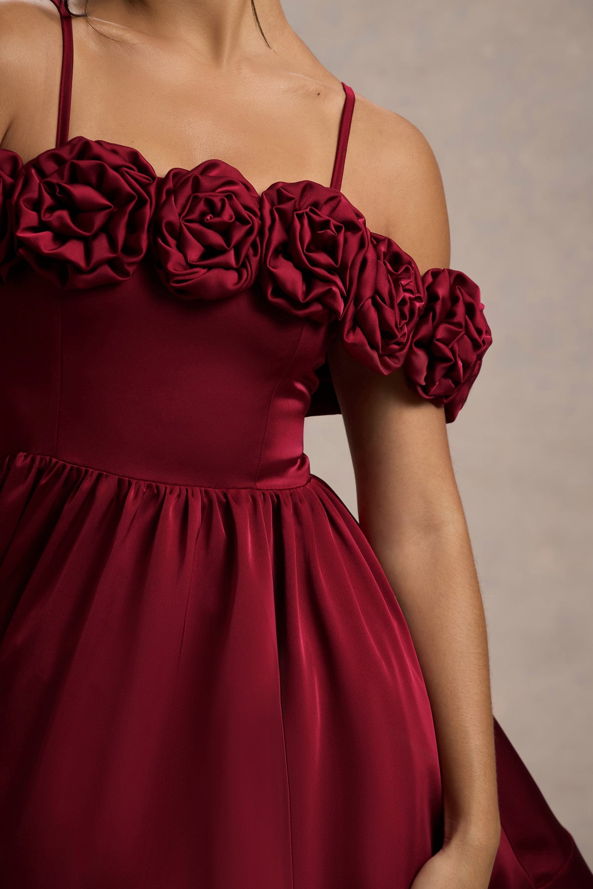 Beerenfarbenes Satin-Minikleid mit Blumenmuster und Skater-Schnitt