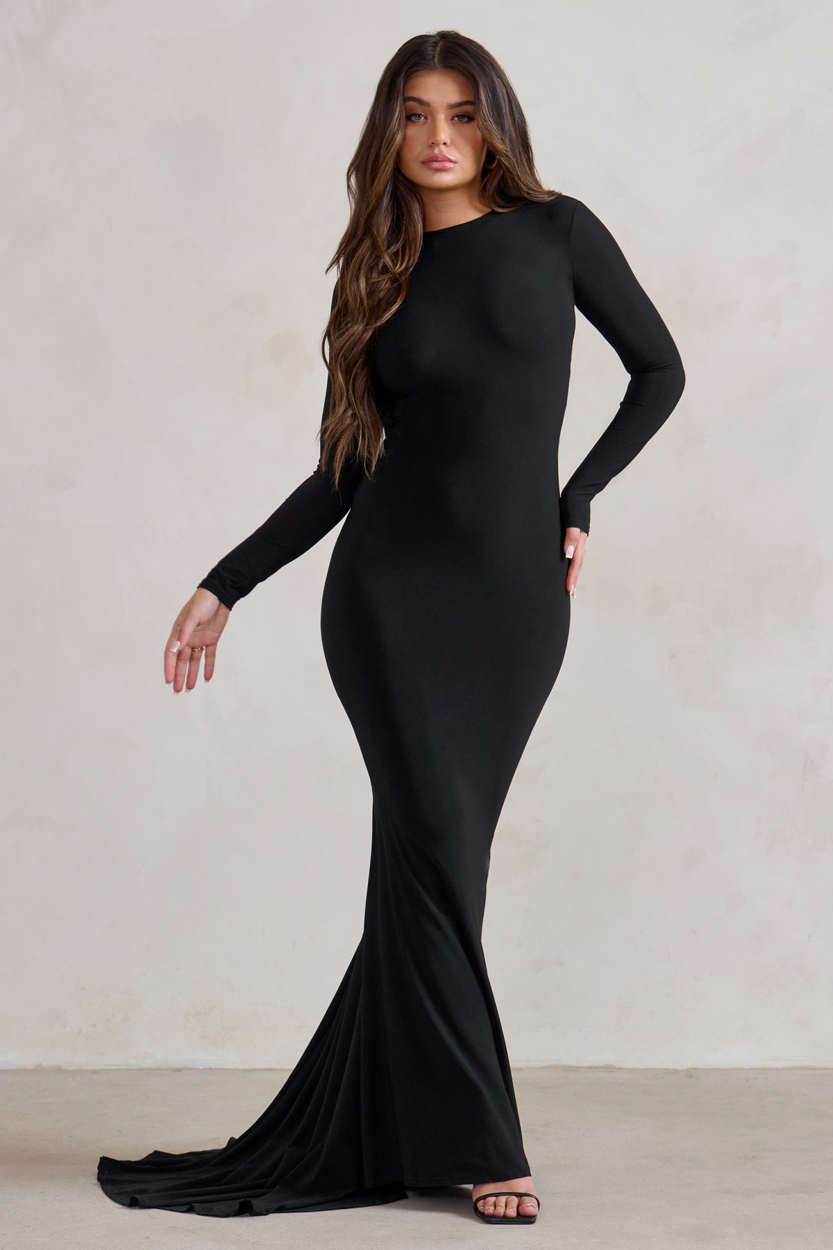 One Step Ahead | Schwarzes Maxikleid mit langen Ärmeln und offenem Rücken