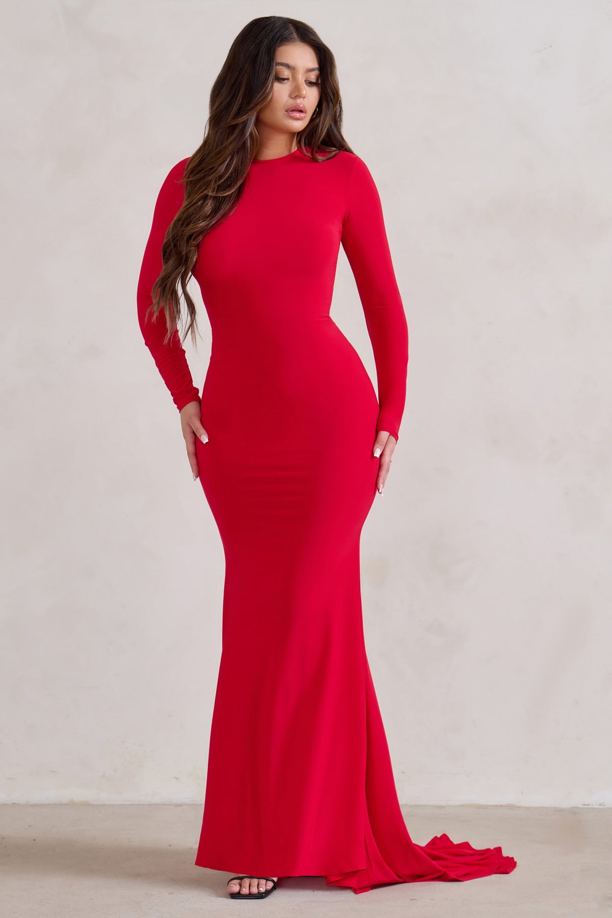 One Step Ahead | Rotes Maxikleid mit langen Ärmeln und offenem Rücken