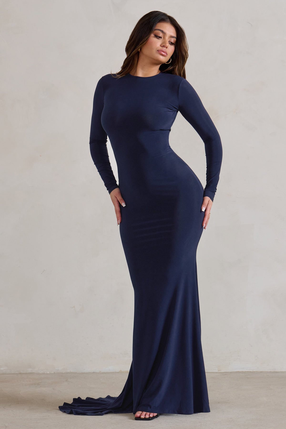 One Step Ahead | Marineblaues Maxikleid mit langen Ärmeln und offenem Rücken