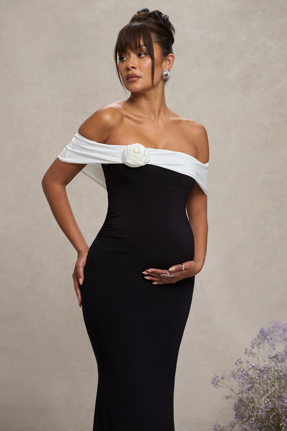In Bloom | Schwarz-weißes Bardot-Umstands-Maxikleid mit Blumenmuster