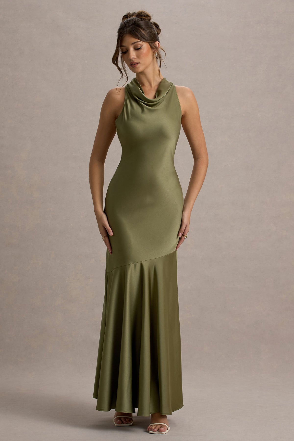 Amelita | Khakifarbenes Satin-Maxikleid mit Wasserfallausschnitt