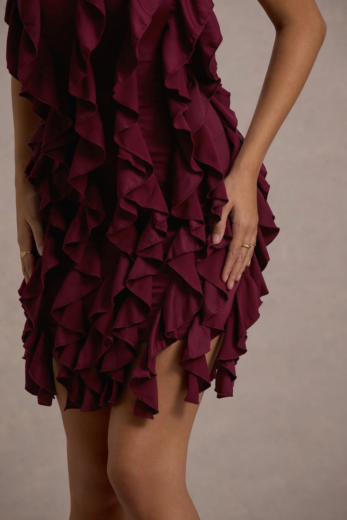 It Girl | Pflaumenfarbenes Bandeau-Bodycon-Minikleid mit Rüschen
