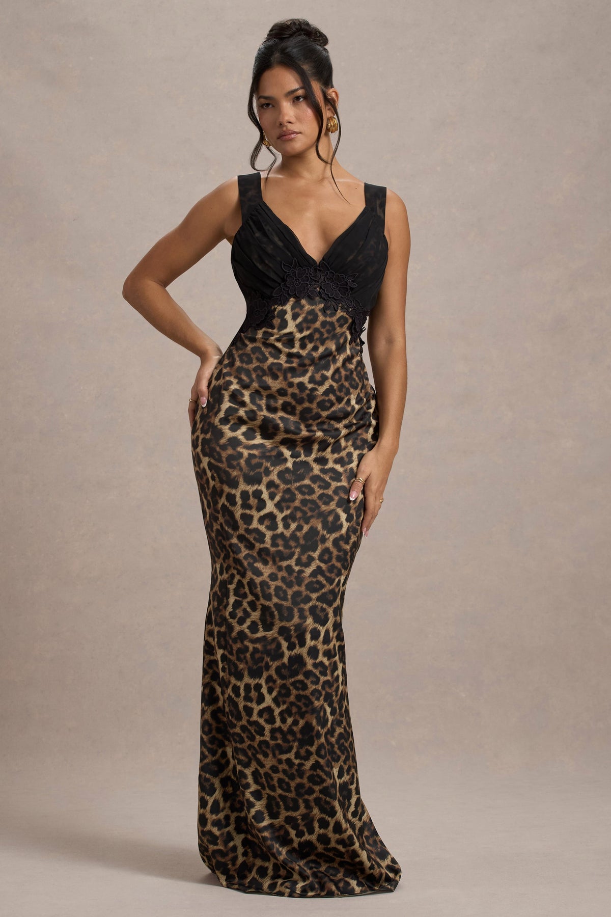 Sahara | Leopardenmuster Satin Maxikleid mit V-Ausschnitt und schwarzer Spitzenbesatz