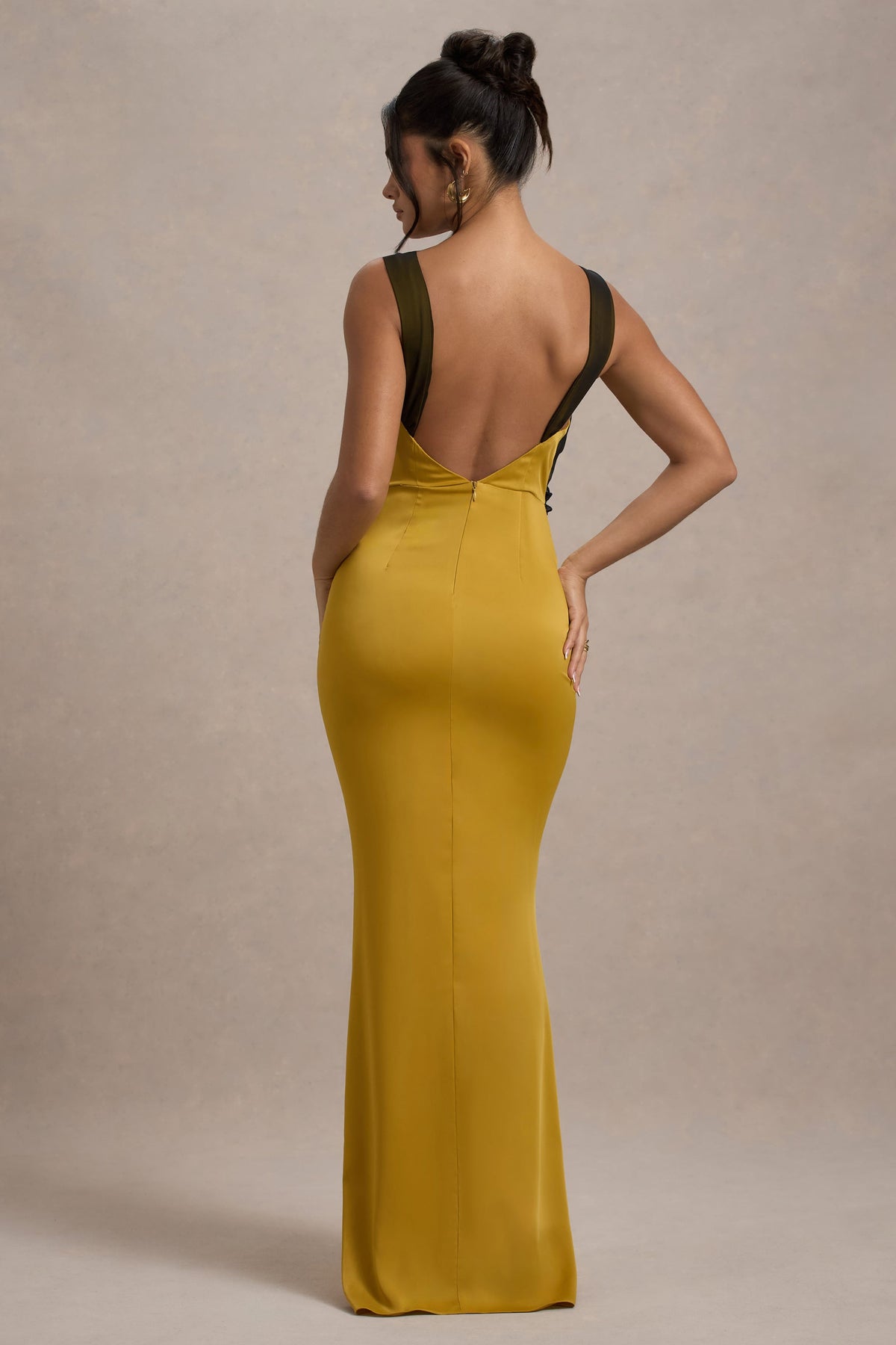 Sahara | Maxikleid aus senffarbenem Satin mit V-Ausschnitt und schwarzer Spitzenverzierung