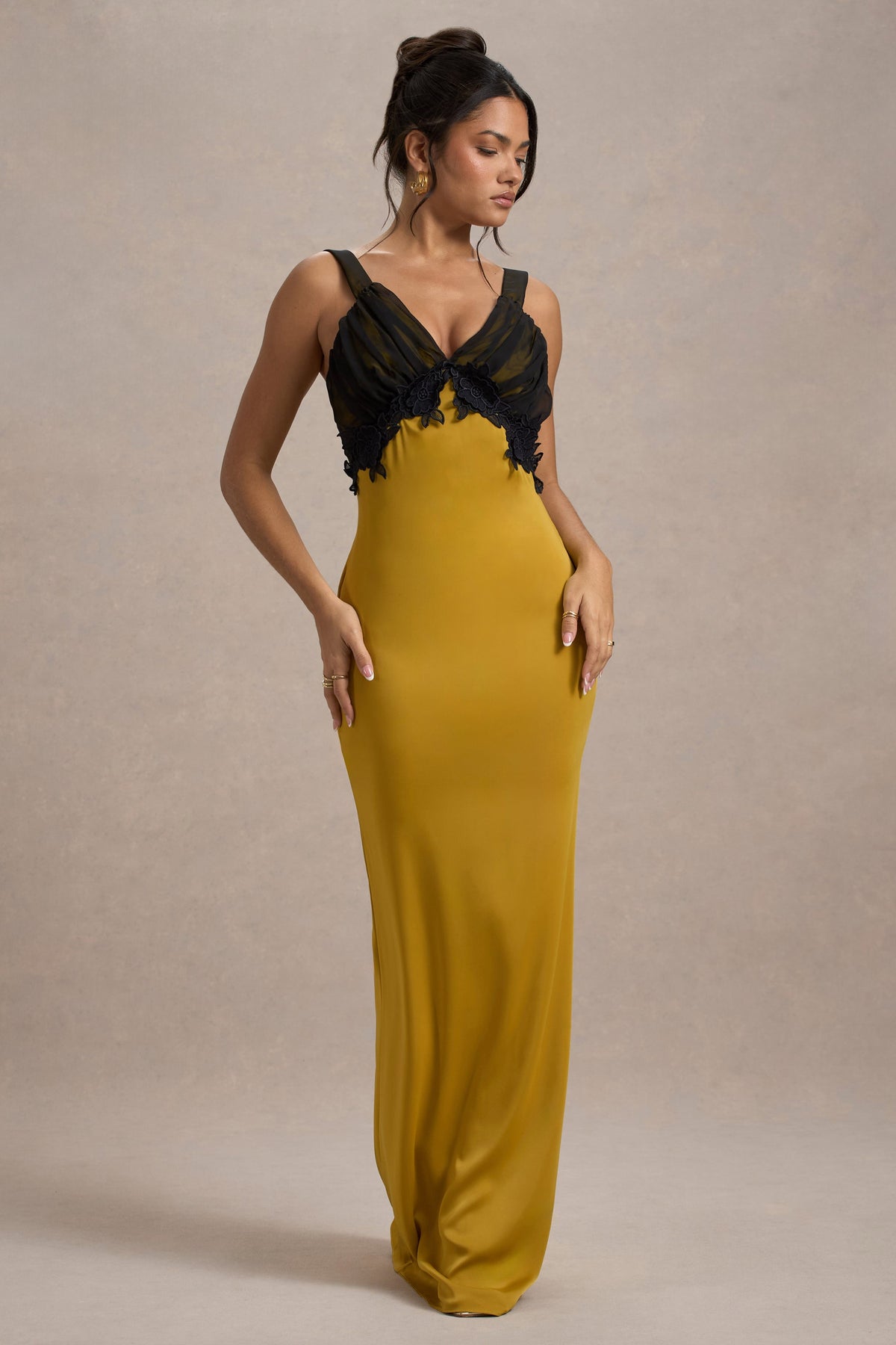 Sahara | Maxikleid aus senffarbenem Satin mit V-Ausschnitt und schwarzer Spitzenverzierung