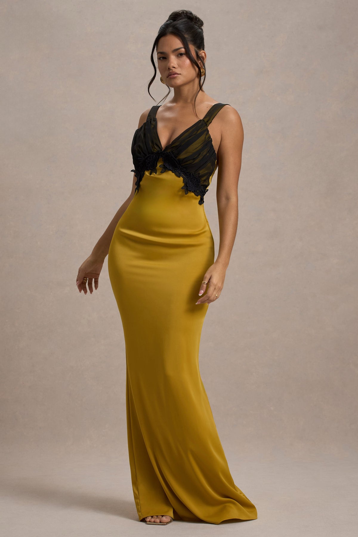 Sahara | Maxikleid aus senffarbenem Satin mit V-Ausschnitt und schwarzer Spitzenverzierung