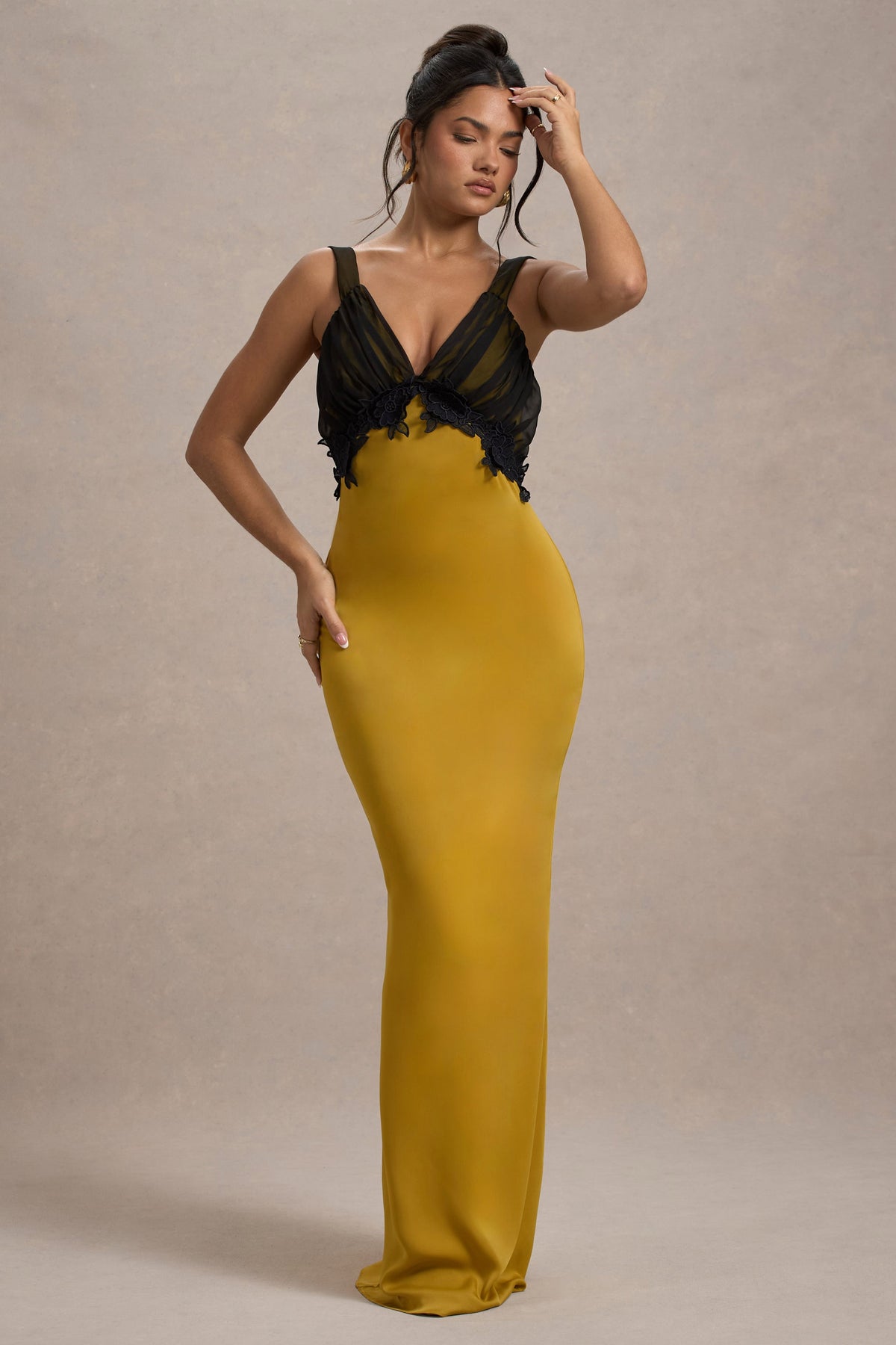 Sahara | Maxikleid aus senffarbenem Satin mit V-Ausschnitt und schwarzer Spitzenverzierung