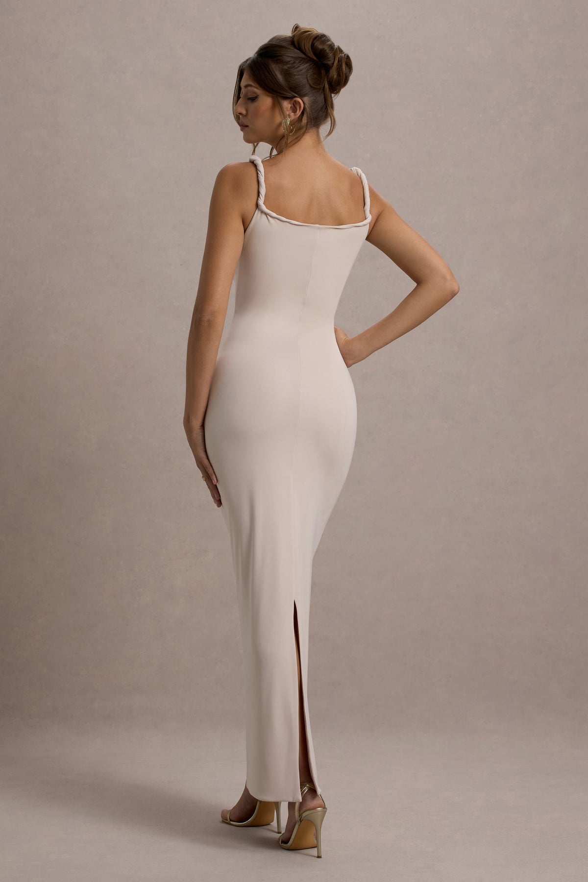 Twist Of Fate | Champagnerfarbenes Maxikleid mit Twist-Trägern