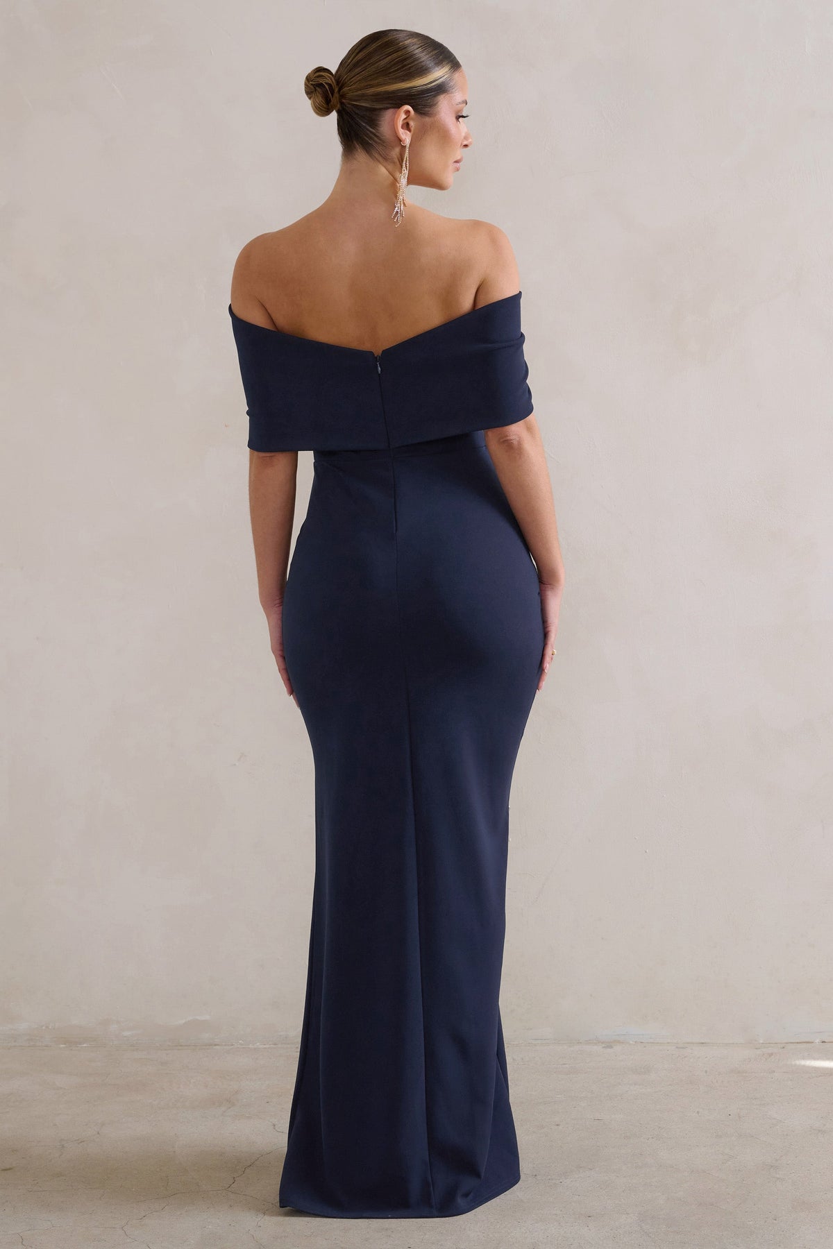Eva | Marineblau Bardot-Maxikleid mit Schleifendetail und Beinschlitz