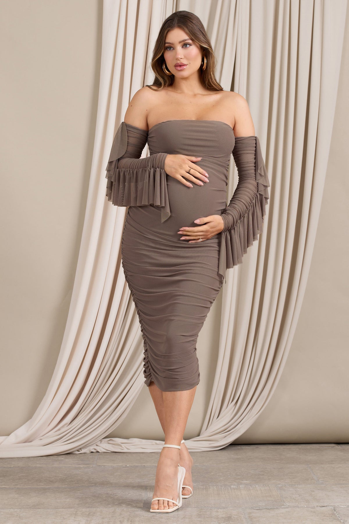 Aroma | Braunes gerafftes Mesh-Umstandsmidikleid mit Rüschenärmeln