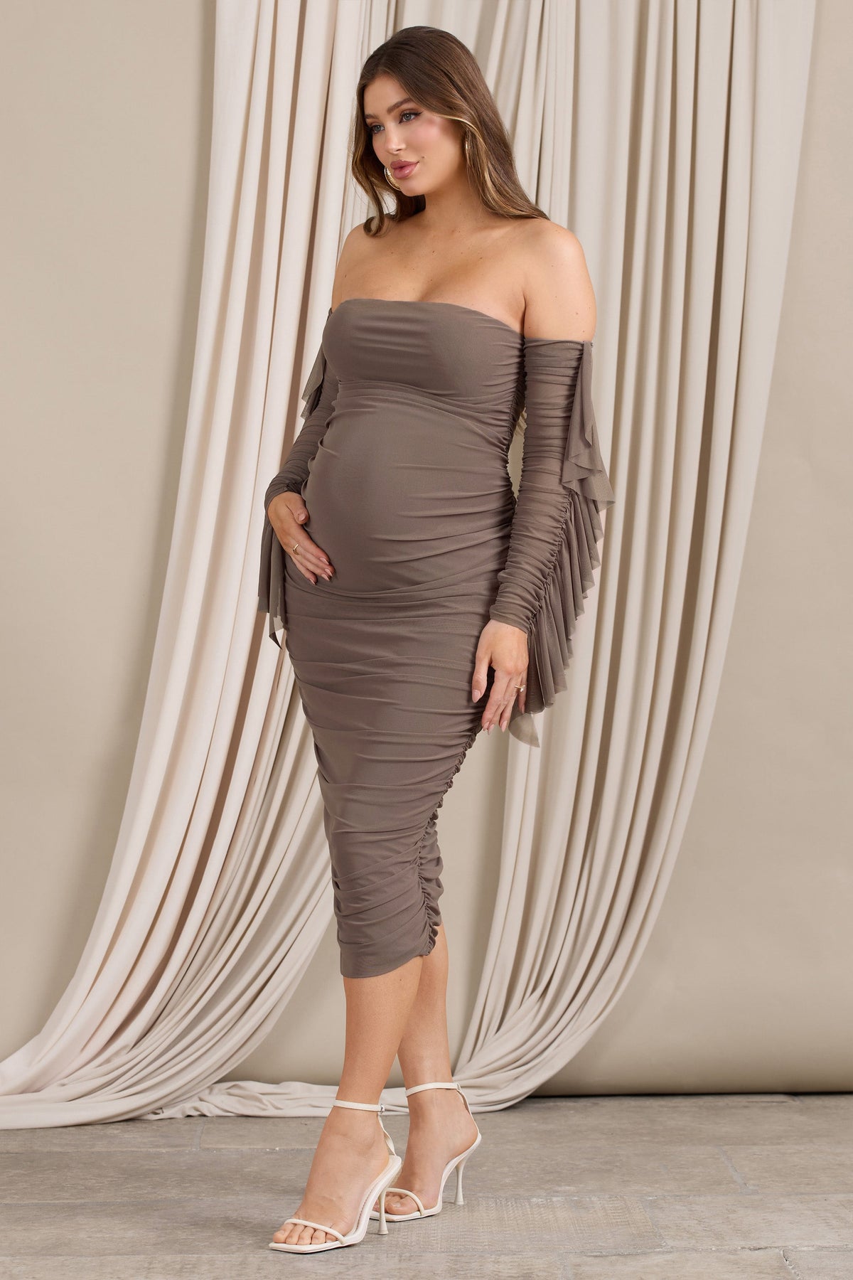 Aroma | Braunes gerafftes Mesh-Umstandsmidikleid mit Rüschenärmeln