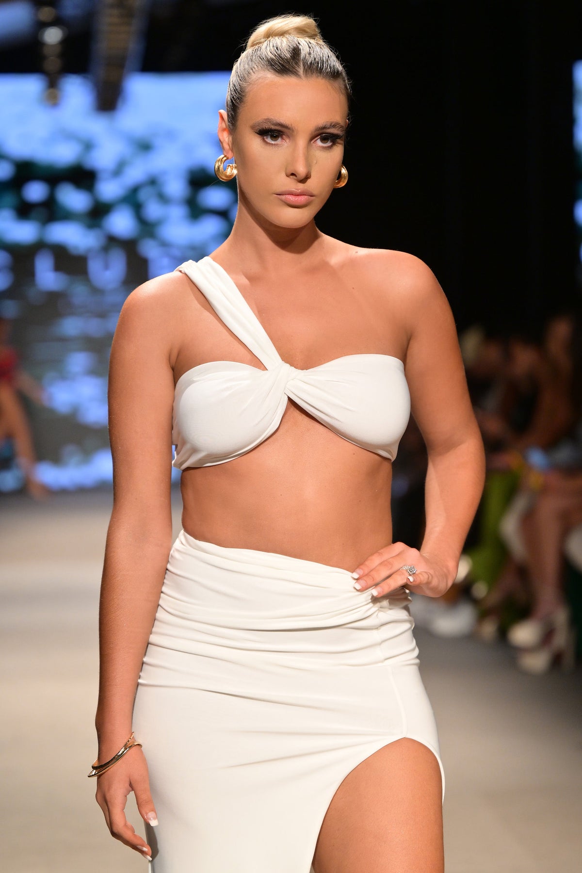 Open Heart | Weißes Knotendetail-Bralette mit asymmetrischem Schulterträger