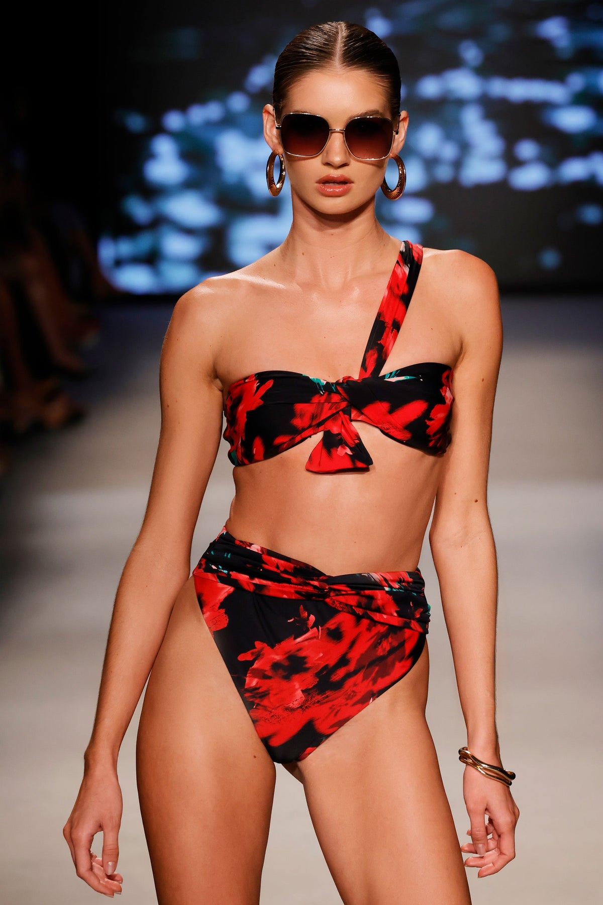 Bowline | Mehrfarbiges Ein-schulter-Bikini-Top mit Knoten