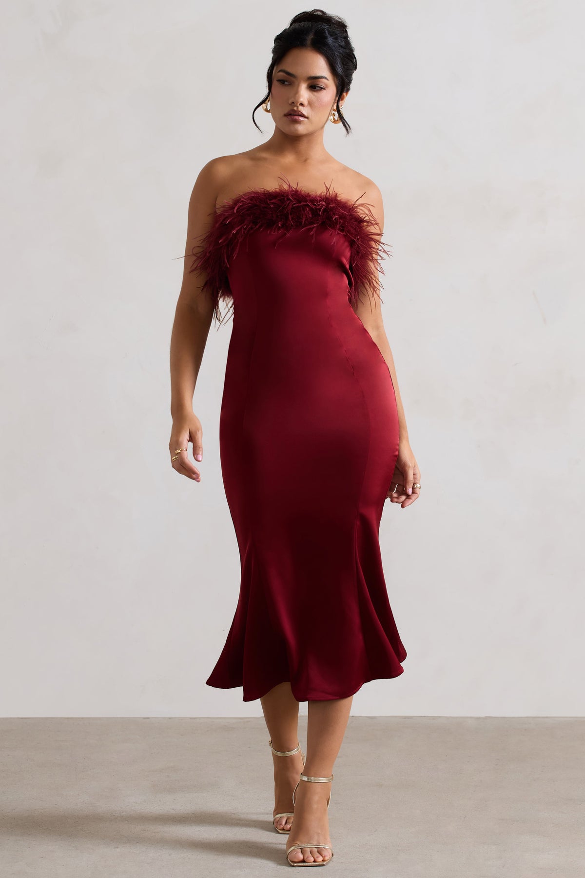 One And Only | Beerenfarbenes Satin-Midikleid mit Federbesatz