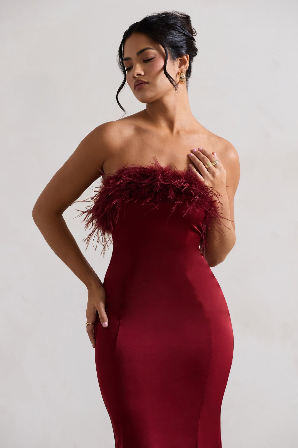 One And Only | Beerenfarbenes Satin-Midikleid mit Federbesatz