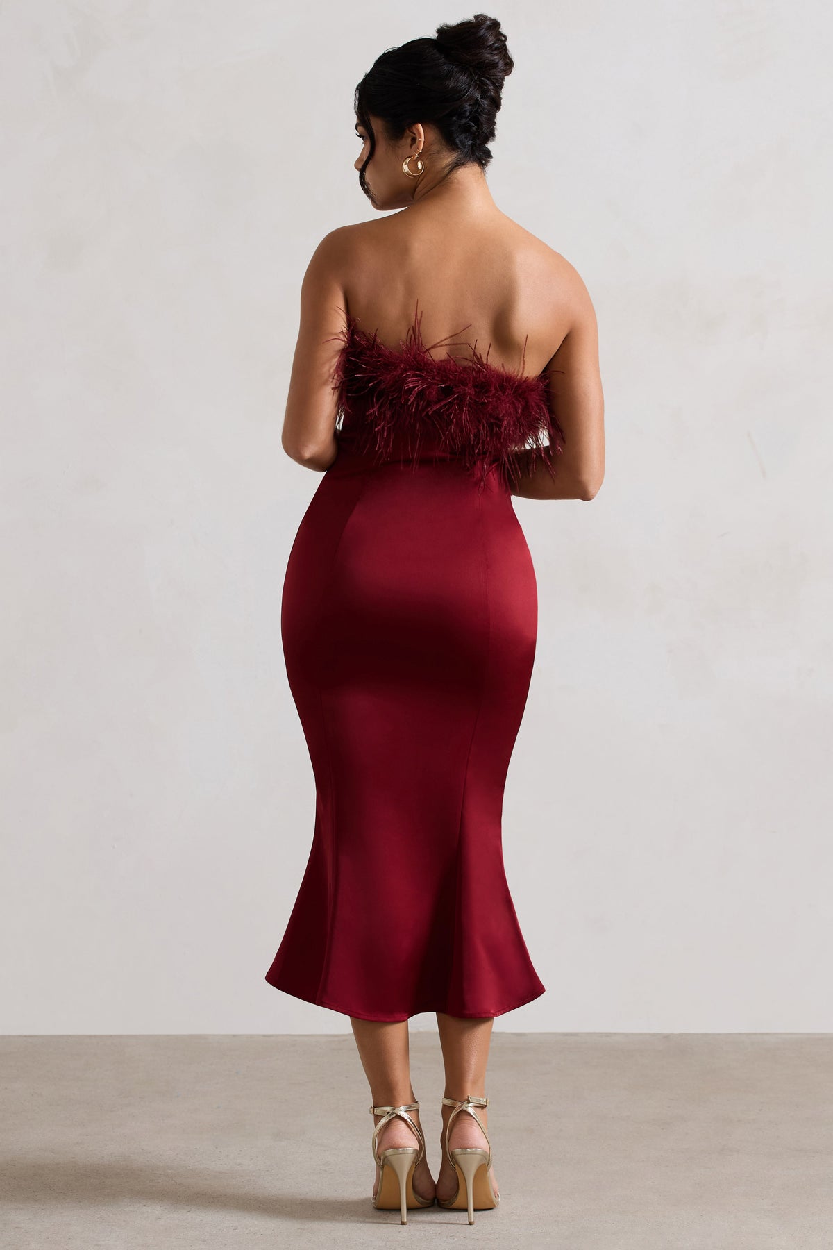 One And Only | Beerenfarbenes Satin-Midikleid mit Federbesatz
