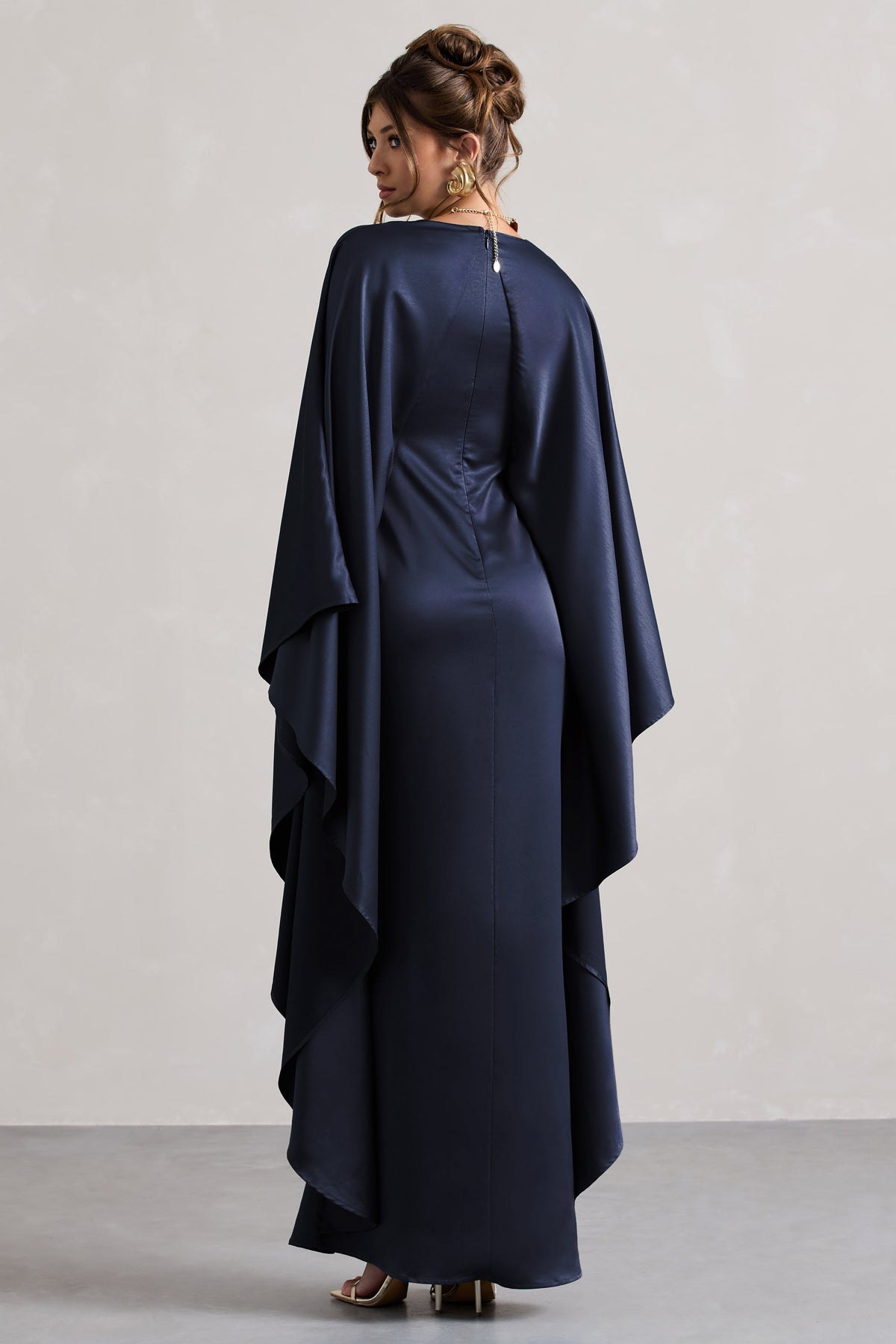 Alohi | Navyfarbenes Satin-Maxikleid mit tiefem Ausschnitt und Cape.
