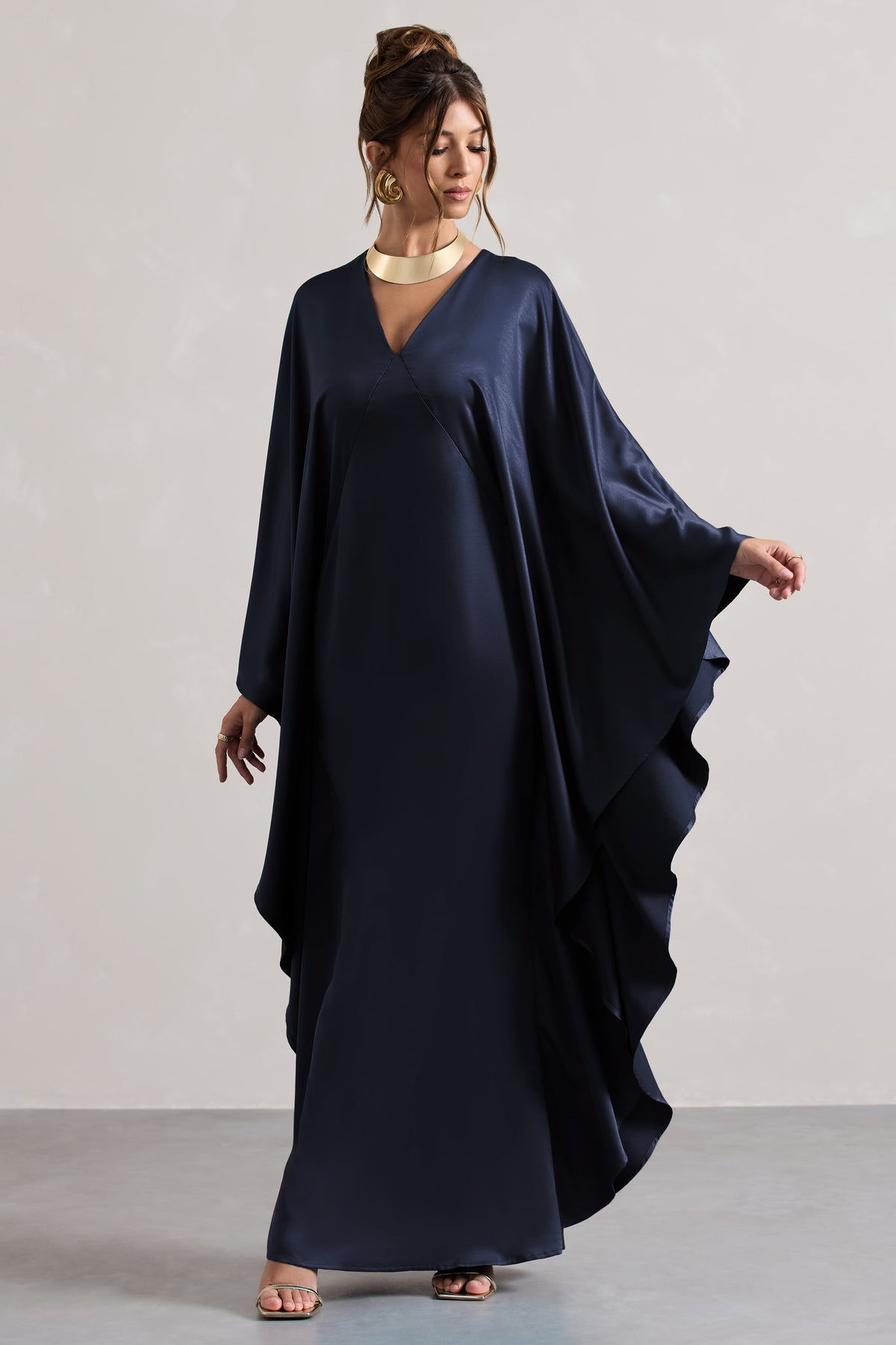 Alohi | Navyfarbenes Satin-Maxikleid mit tiefem Ausschnitt und Cape.