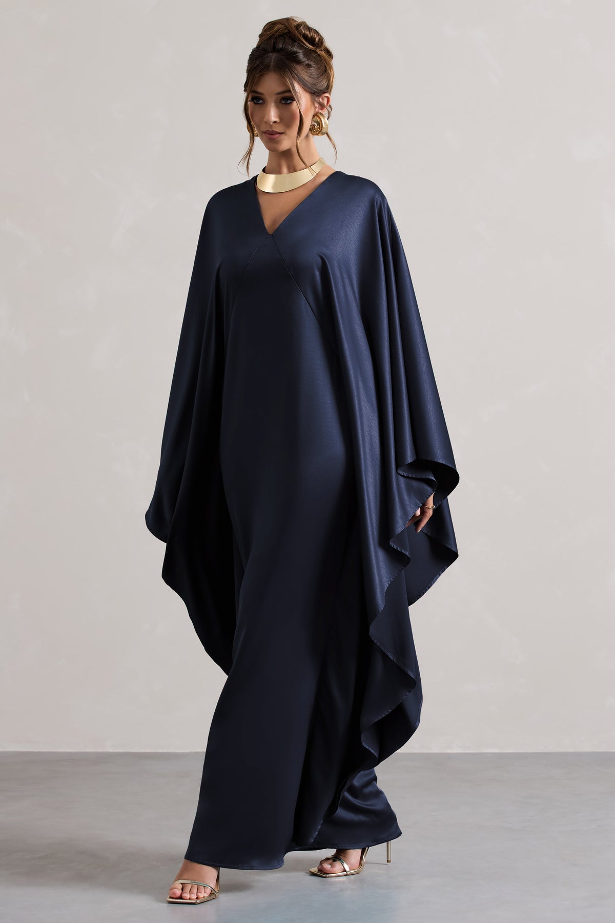 Alohi | Navyfarbenes Satin-Maxikleid mit tiefem Ausschnitt und Cape.