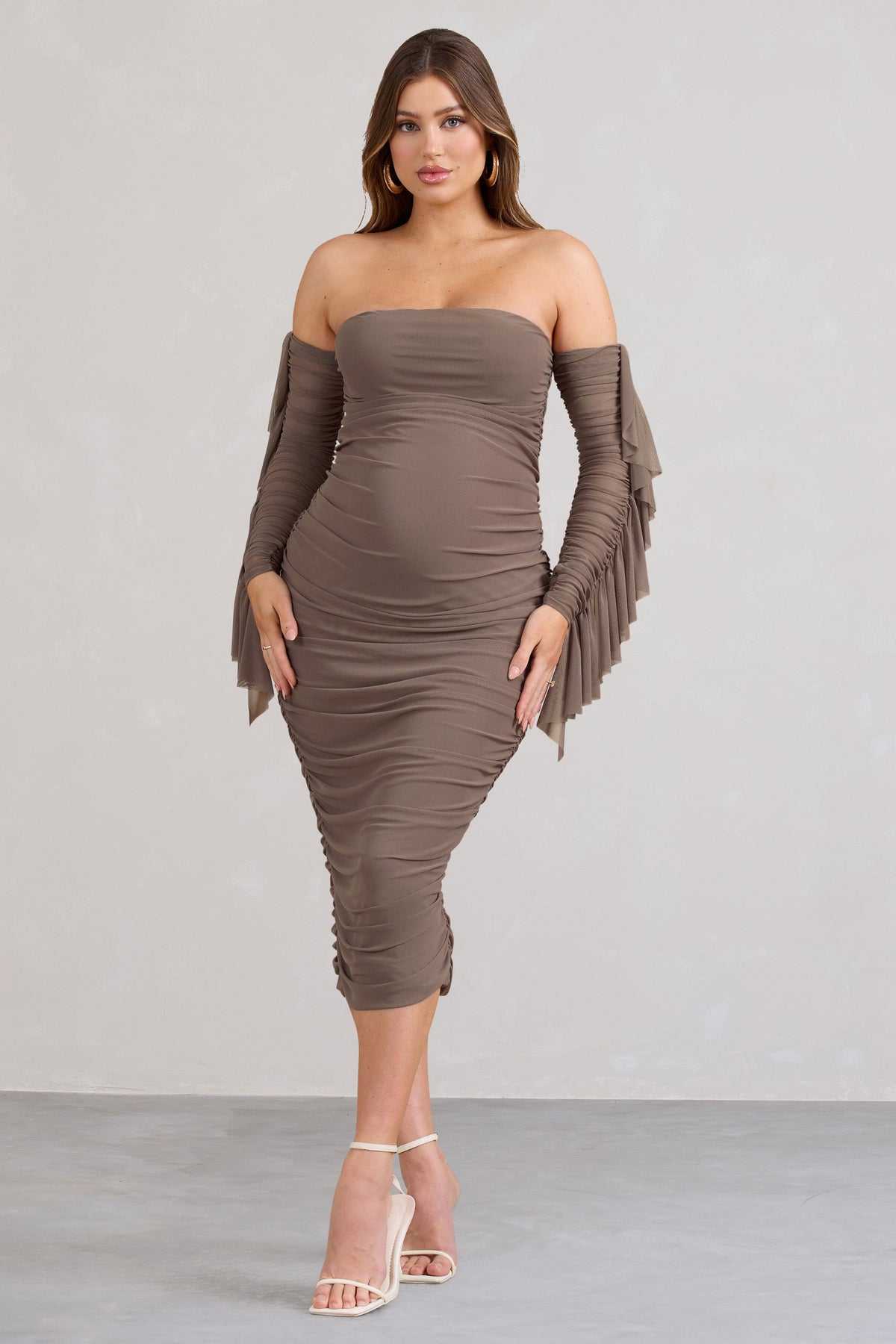 Aroma | Braunes gerafftes Mesh-Umstandsmidikleid mit Rüschenärmeln