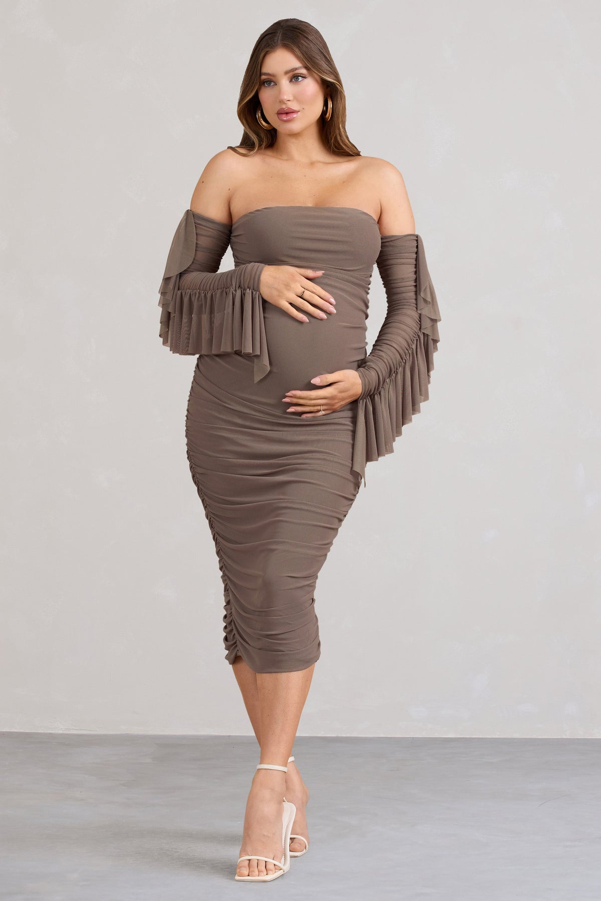 Aroma | Braunes gerafftes Mesh-Umstandsmidikleid mit Rüschenärmeln