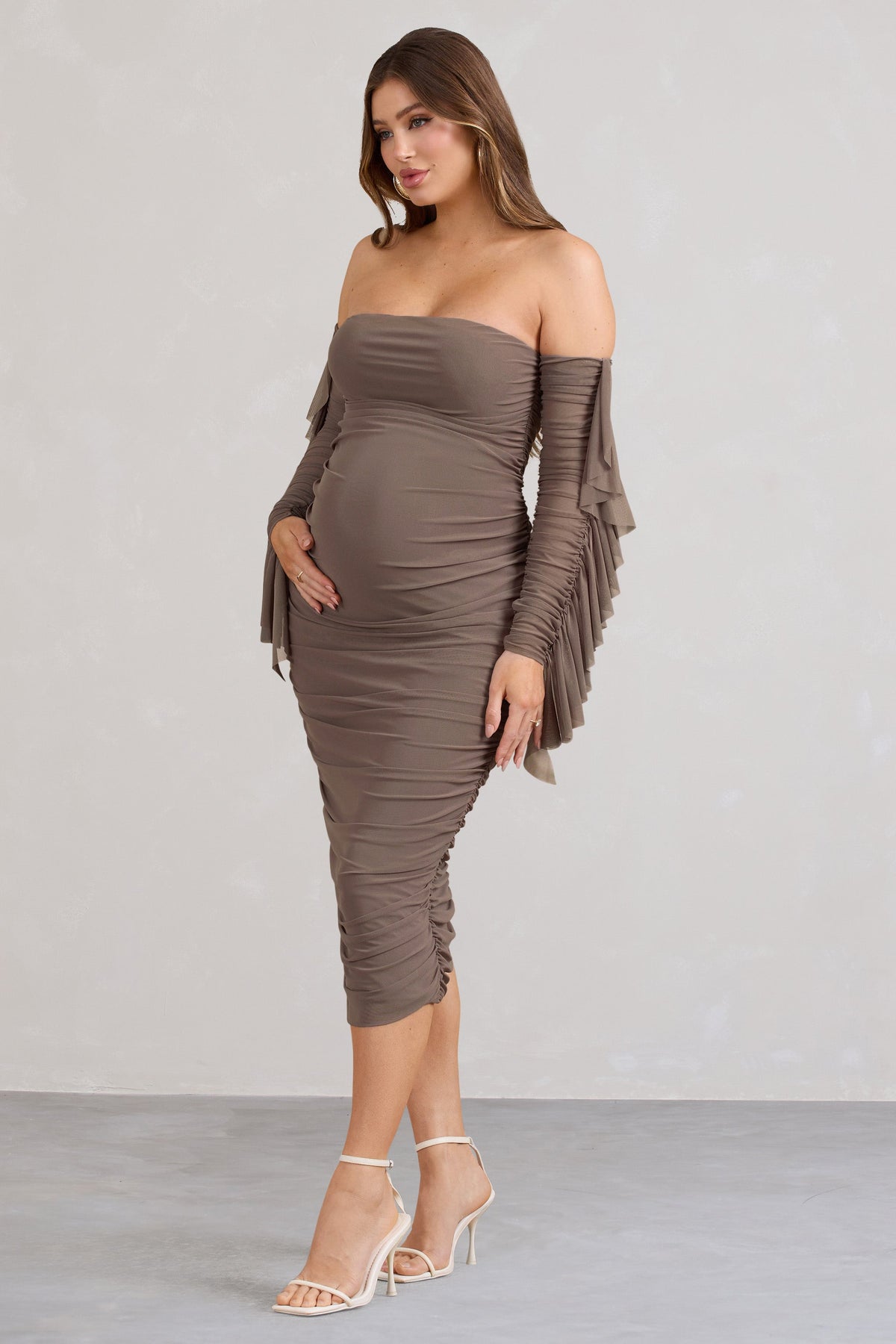 Aroma | Braunes gerafftes Mesh-Umstandsmidikleid mit Rüschenärmeln