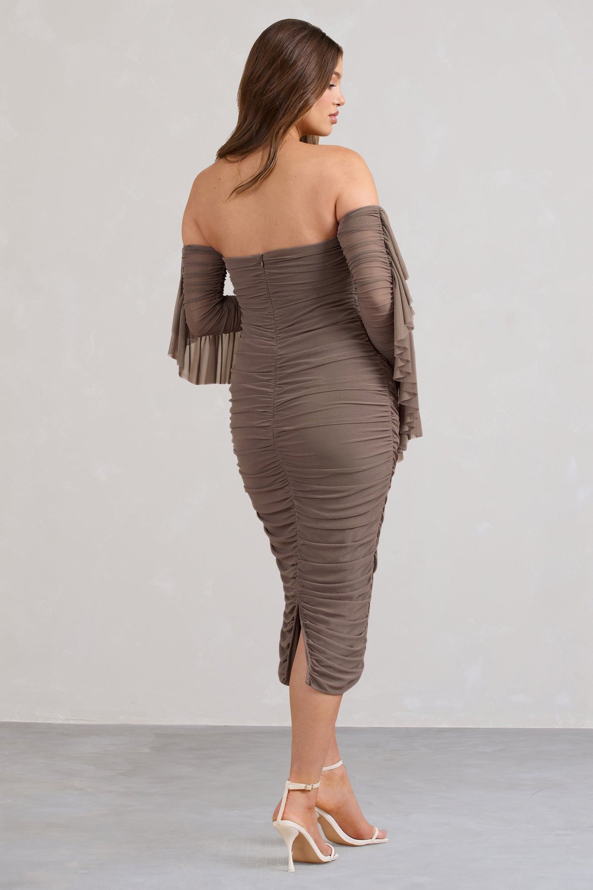 Aroma | Braunes gerafftes Mesh-Umstandsmidikleid mit Rüschenärmeln