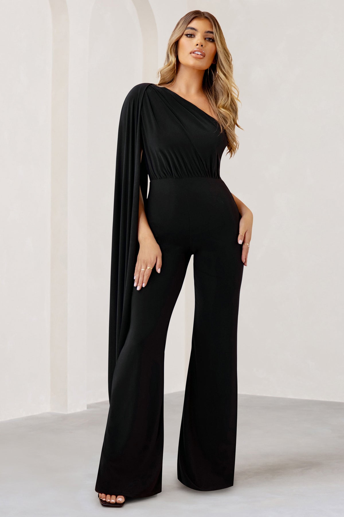 Aurora | Schwarzer Ein-schulter-Jumpsuit mit Umhangärmel