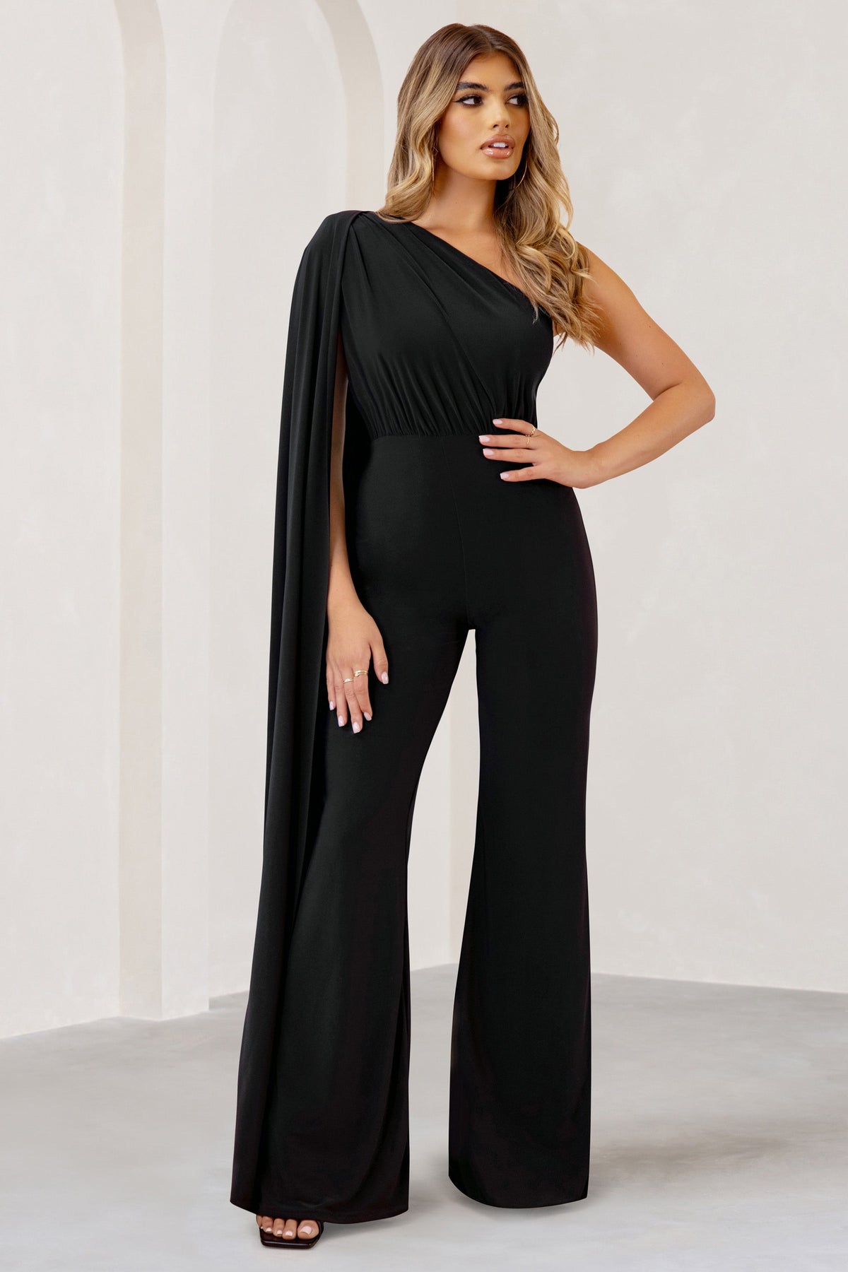 Aurora | Schwarzer Ein-schulter-Jumpsuit mit Umhangärmel