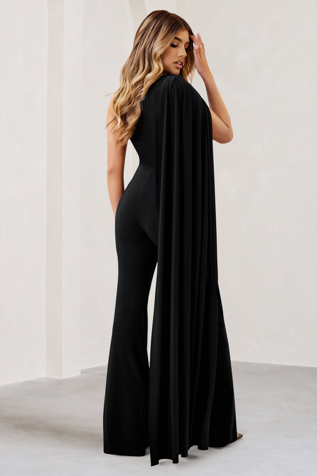Aurora | Schwarzer Ein-schulter-Jumpsuit mit Umhangärmel