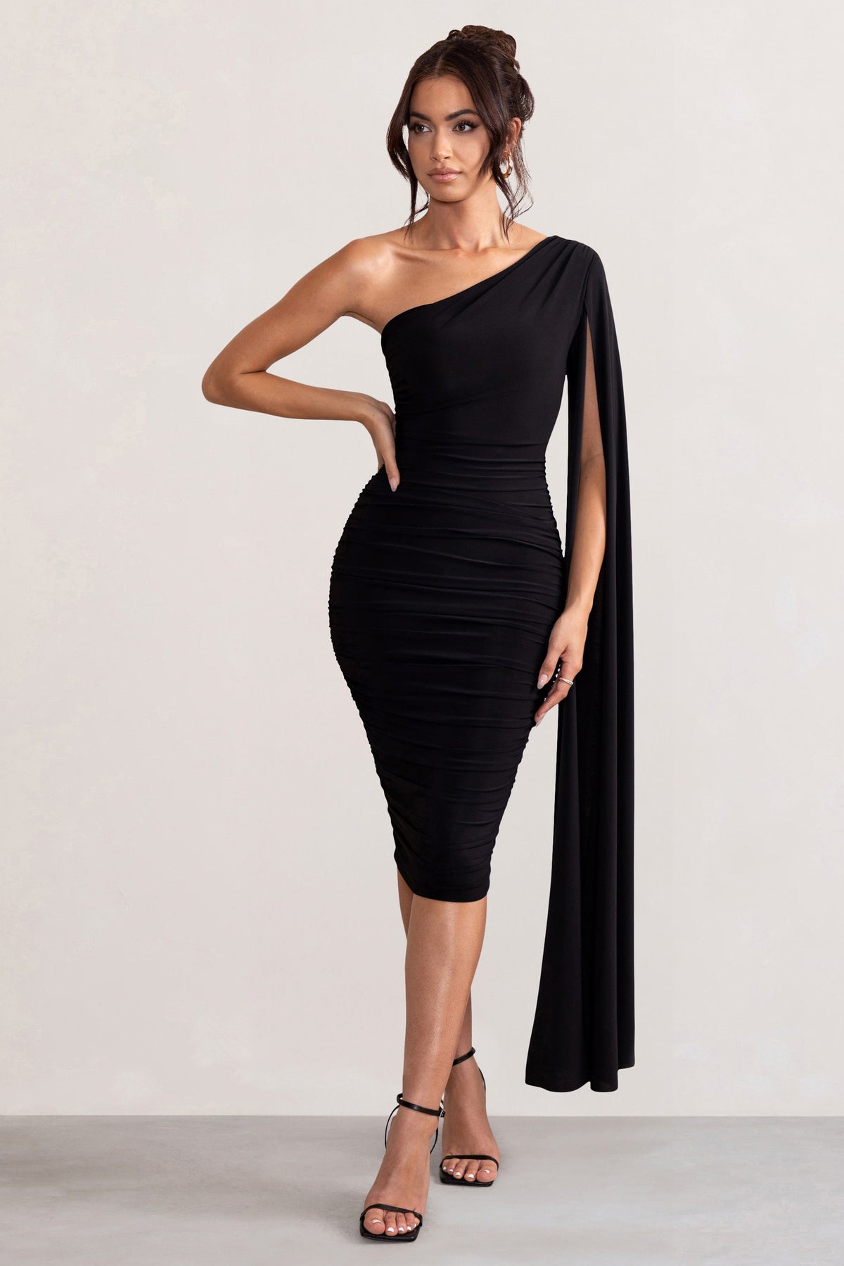 Yara | Schwarzes Midikleid mit One-Shoulder-Design und Cape-Detail