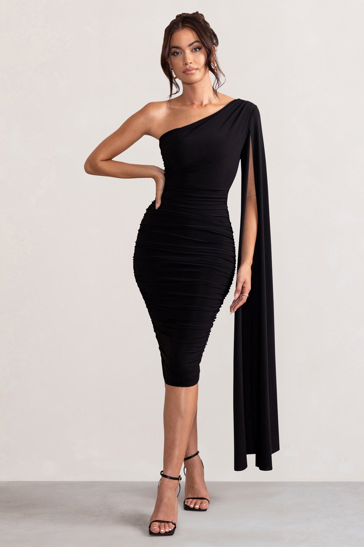 Yara | Schwarzes Midikleid mit One-Shoulder-Design und Cape-Detail