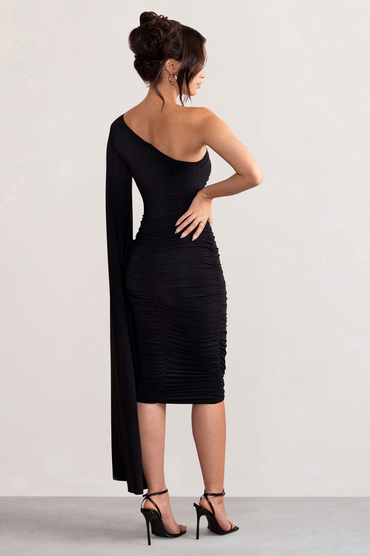 Yara | Schwarzes Midikleid mit One-Shoulder-Design und Cape-Detail