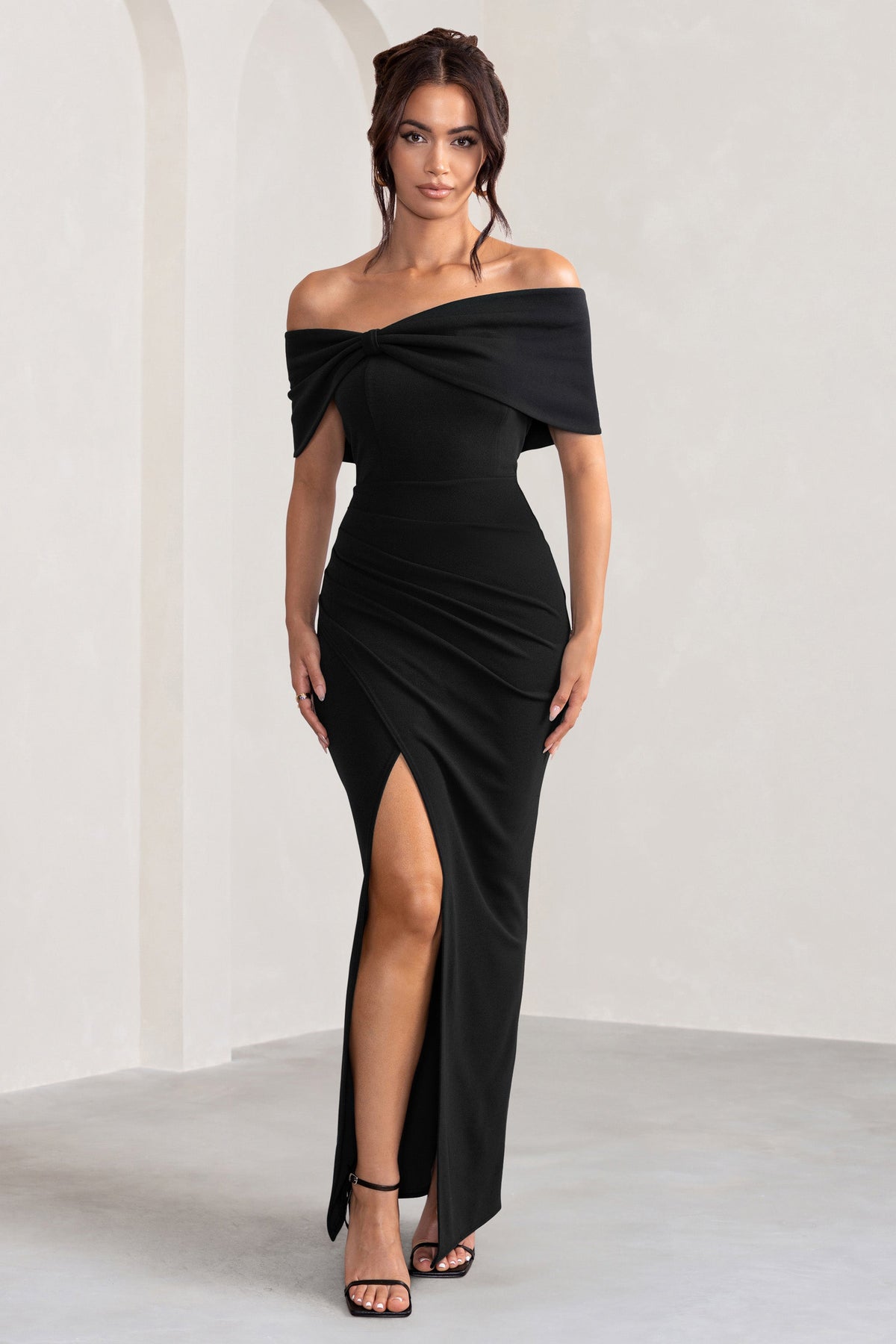 Eva | Schwarzes Bardot-Maxikleid mit Schleifendetail und Beinschlitz