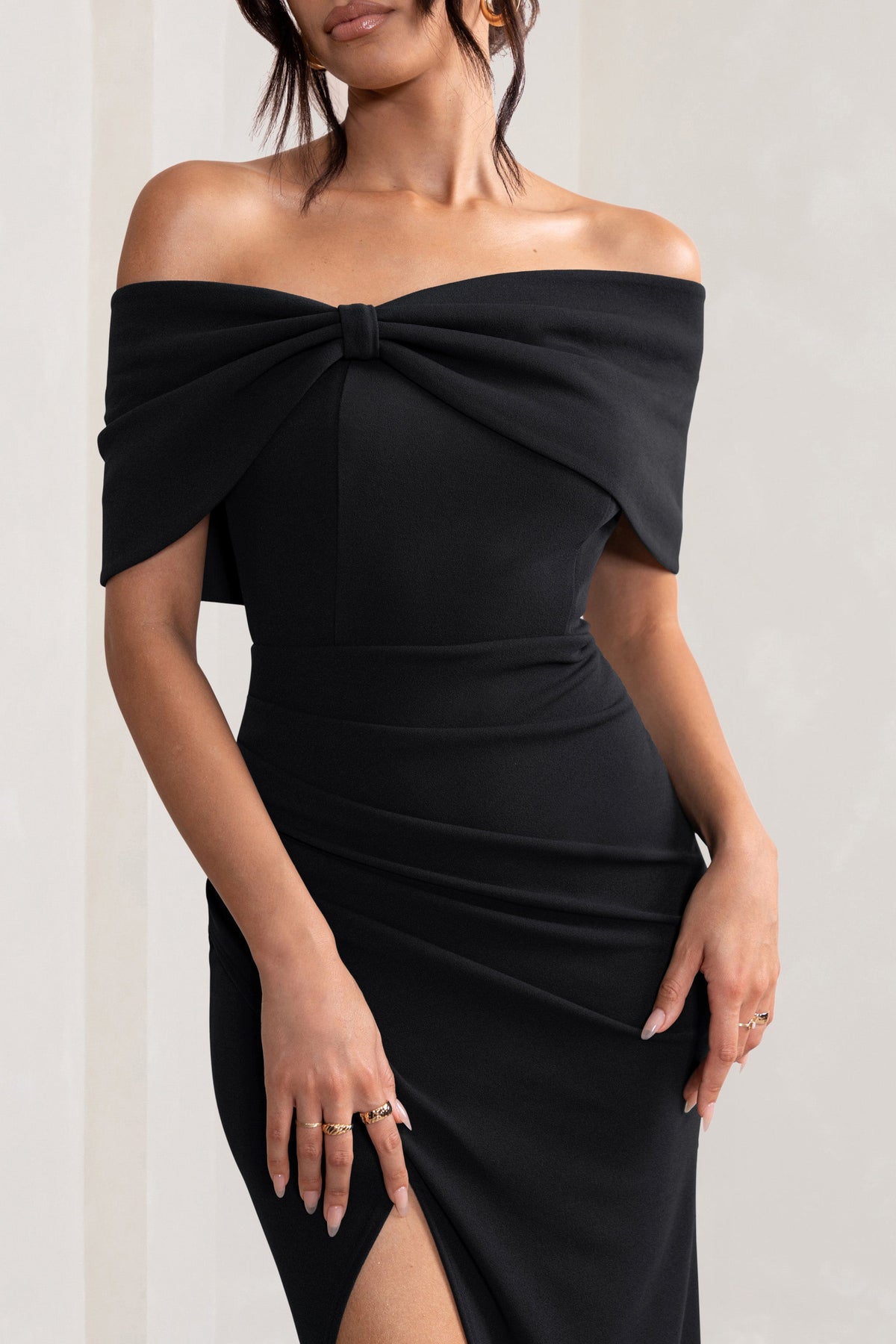 Eva | Schwarzes Bardot-Maxikleid mit Schleifendetail und Beinschlitz