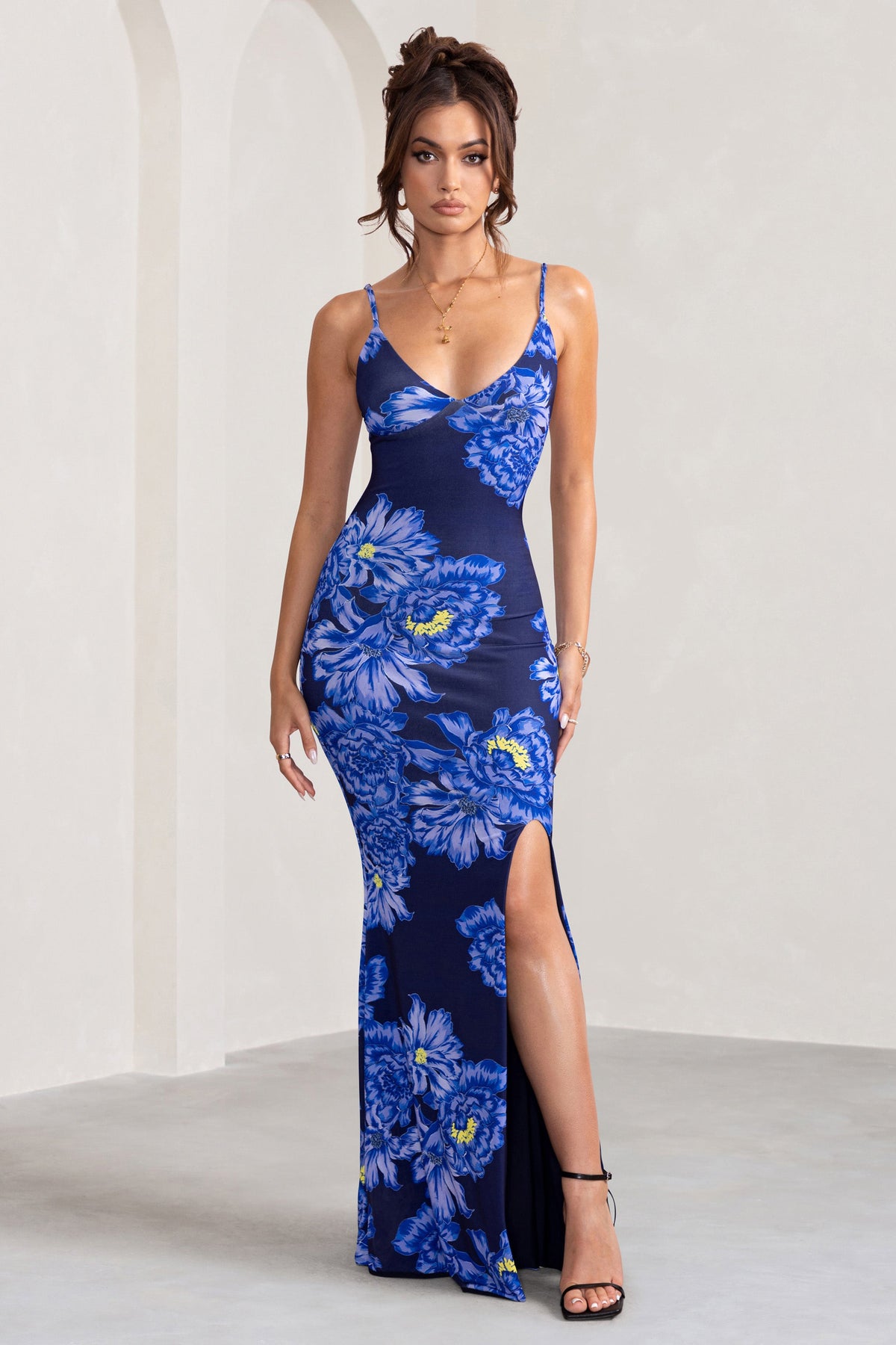 Farah | Blaues Maxikleid mit Blumenmuster, tiefem Ausschnitt und Schlitzdetails