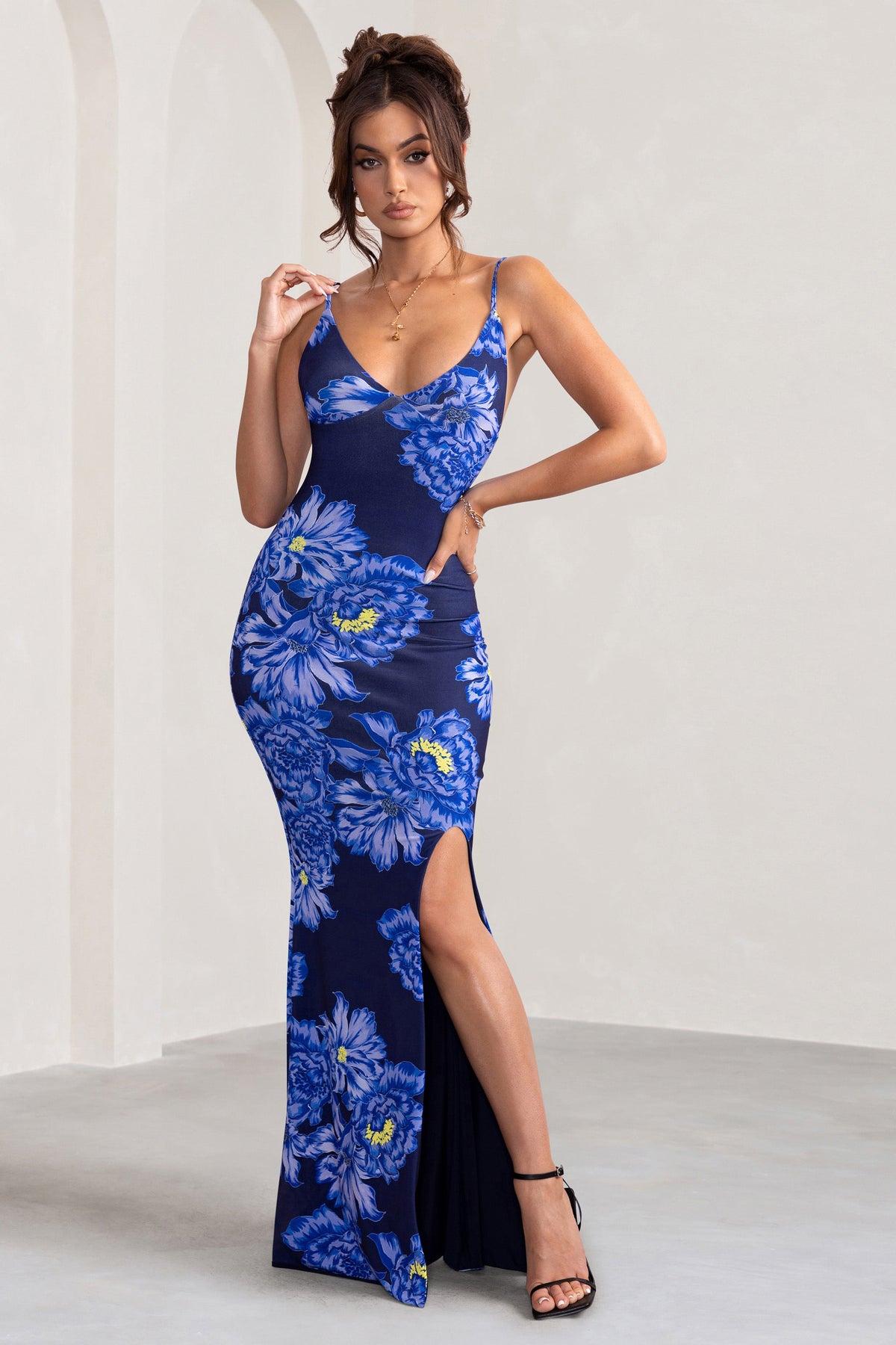 Farah | Blaues Maxikleid mit Blumenmuster, tiefem Ausschnitt und Schlitzdetails