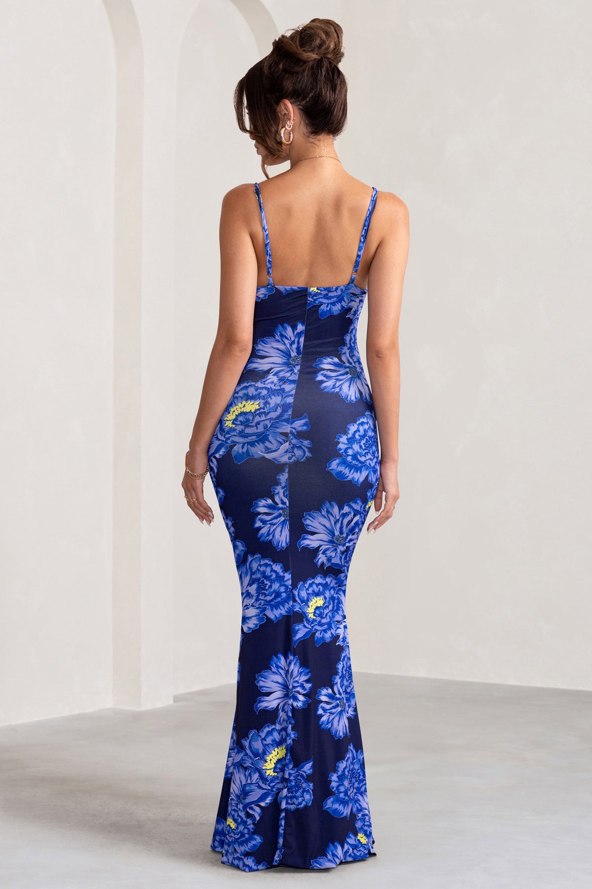 Farah | Blaues Maxikleid mit Blumenmuster, tiefem Ausschnitt und Schlitzdetails