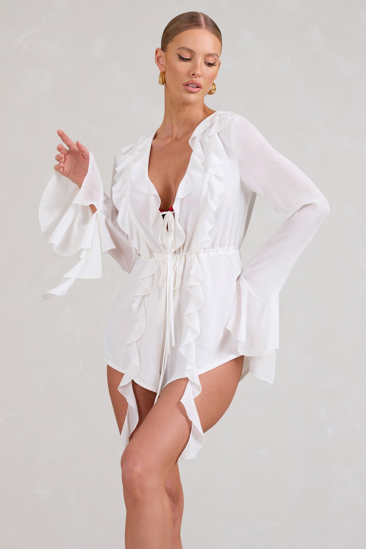 Sauvage | Weißer Chiffon-Playsuit mit Rüschen, tiefem V-Ausschnitt und langen Ärmeln