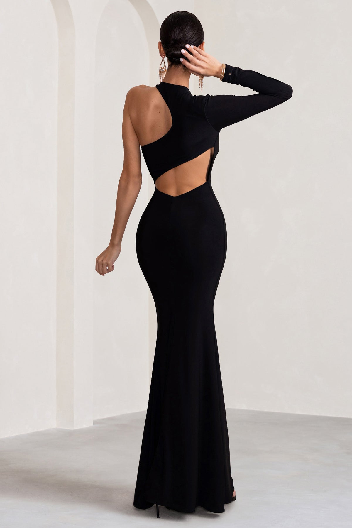 Tyra | Schwarzes Maxikleid mit asymmetrischem Ausschnitt, Cut-Out und offenem Rücken-Detail