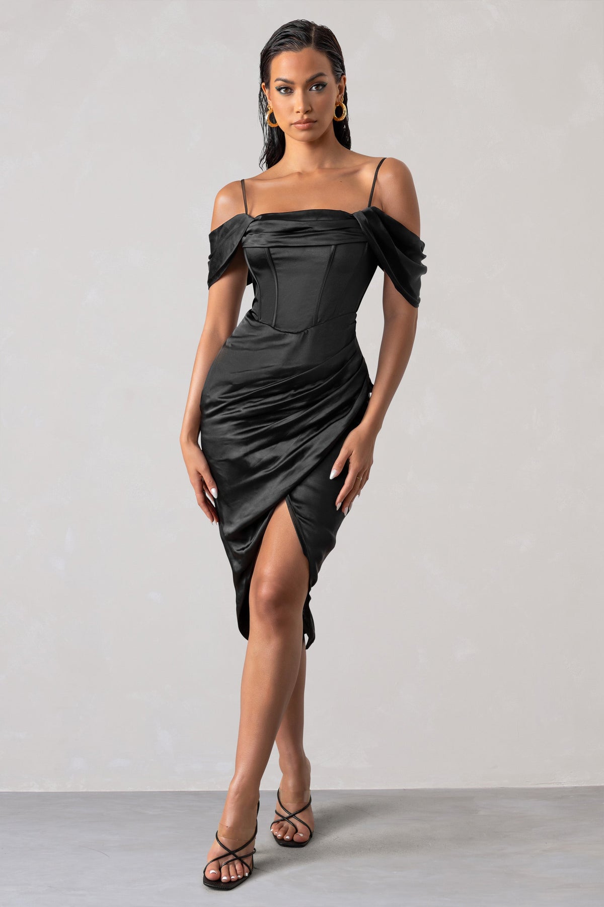 Deserving | Schwarzes Satin-Bardot-Kleid mit Korsett, Wickeldesign und Midi-Länge