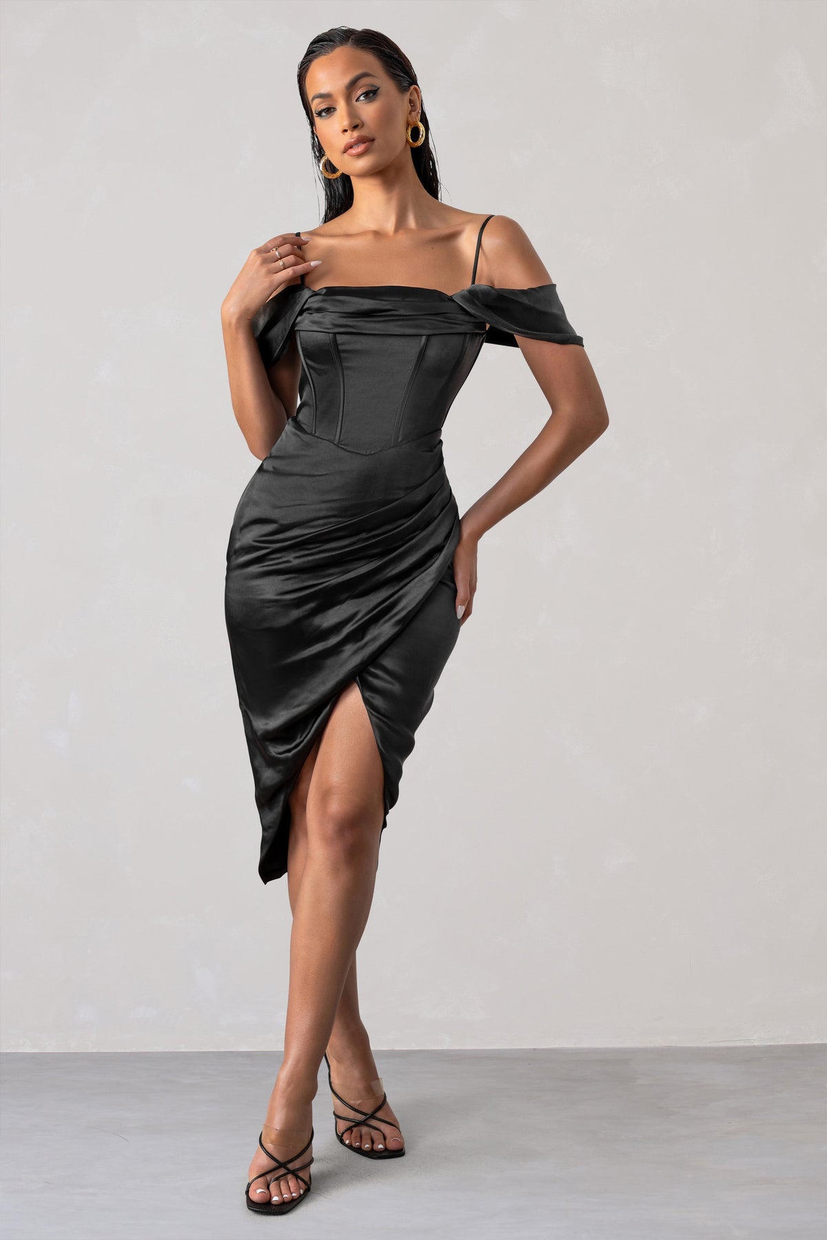 Deserving | Schwarzes Satin-Bardot-Kleid mit Korsett, Wickeldesign und Midi-Länge