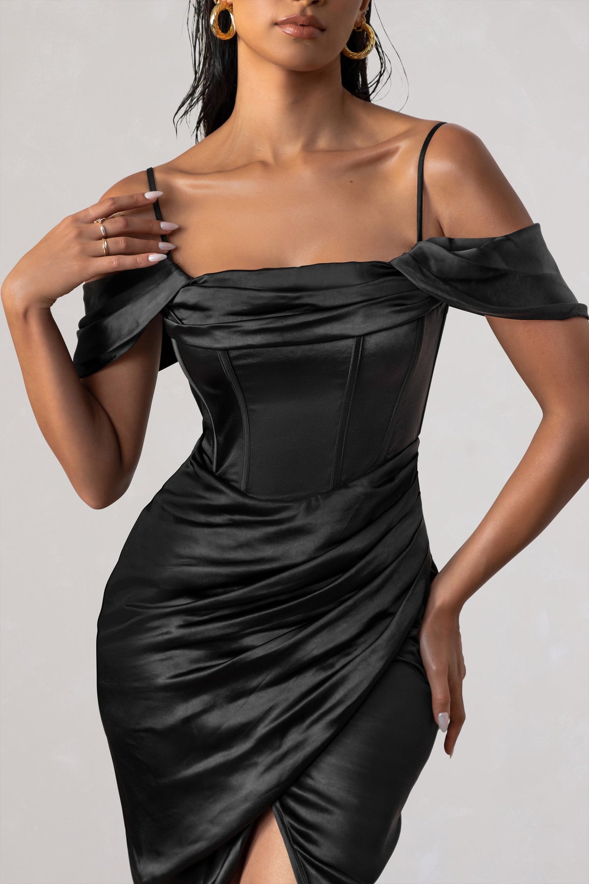 Deserving | Schwarzes Satin-Bardot-Kleid mit Korsett, Wickeldesign und Midi-Länge