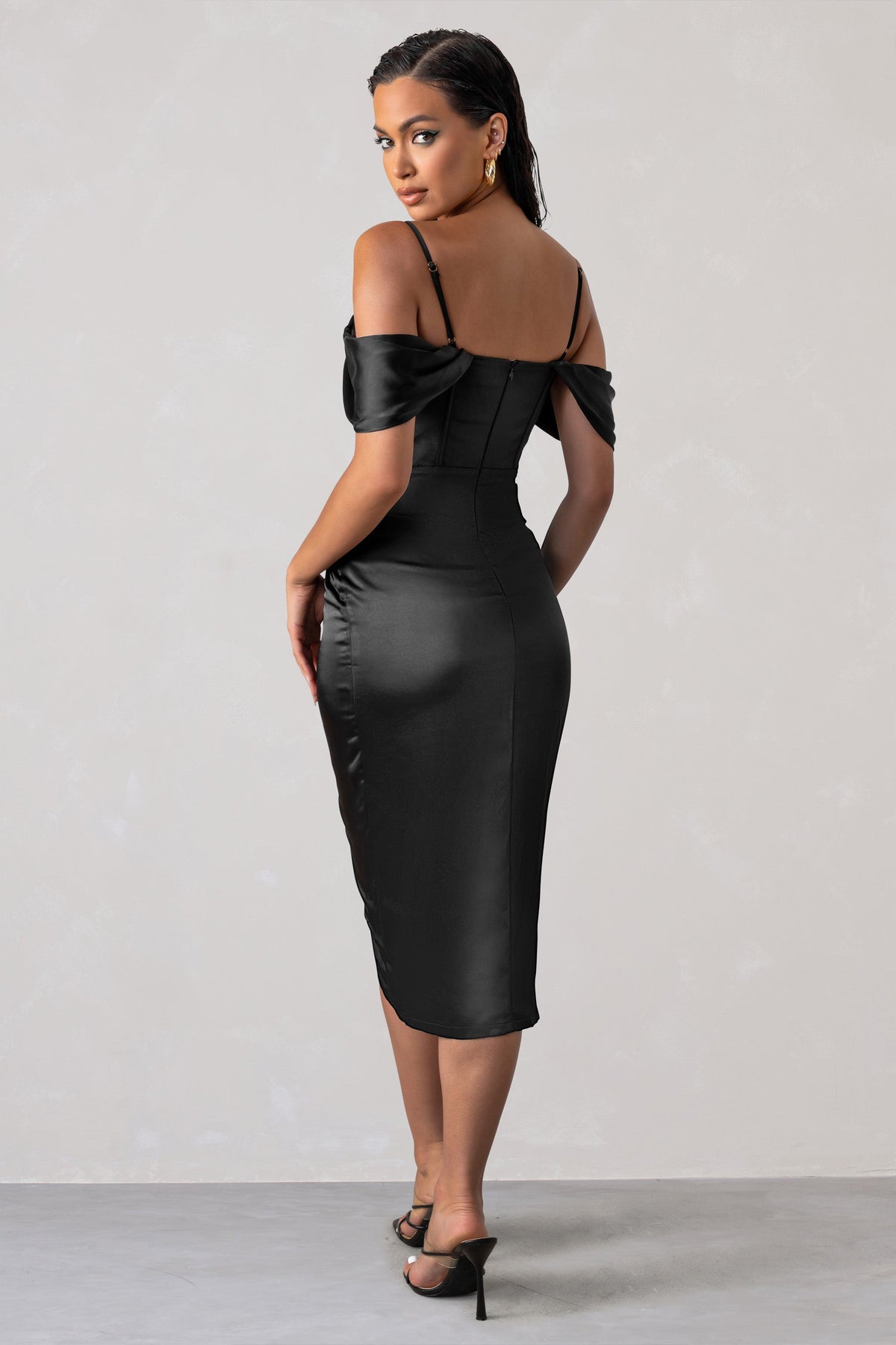 Deserving | Schwarzes Satin-Bardot-Kleid mit Korsett, Wickeldesign und Midi-Länge