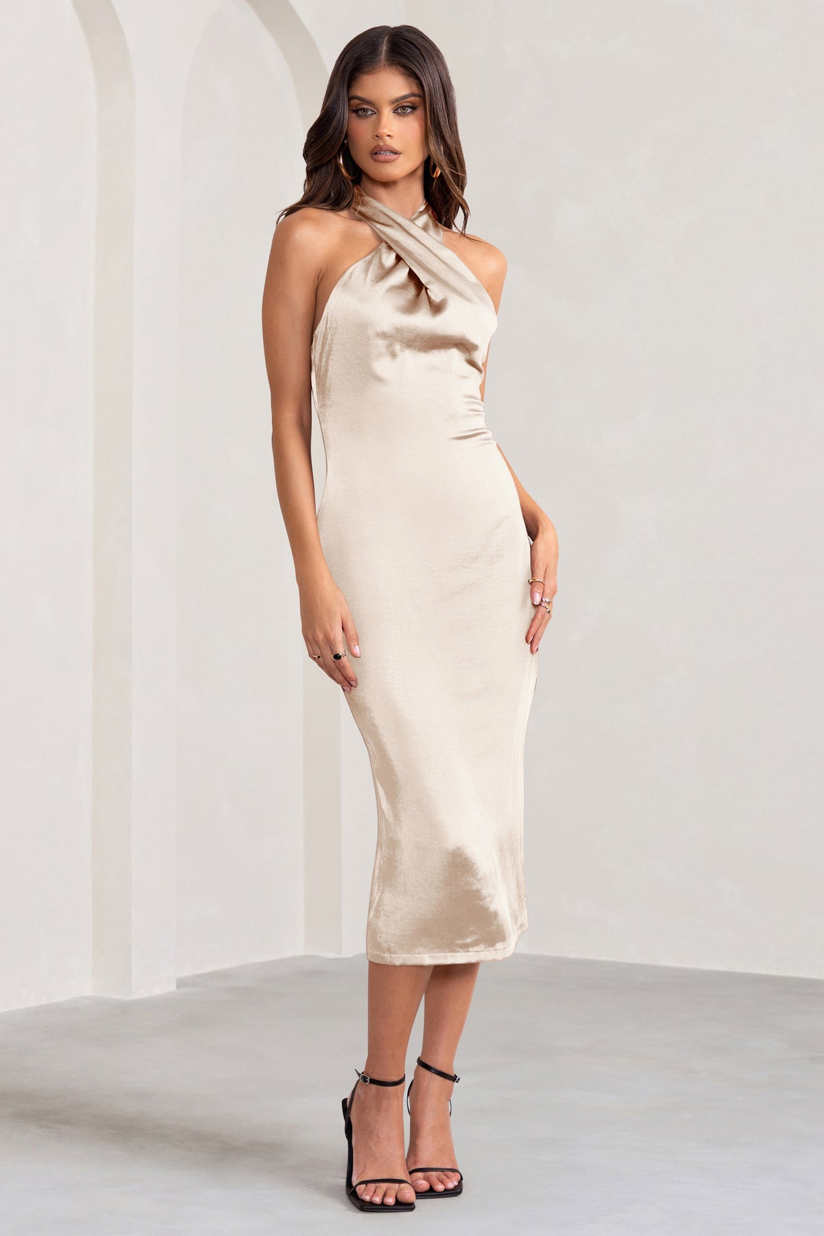 Dazzling | Champagnerfarbenes Satin-Midikleid mit überkreuztem Halterneck