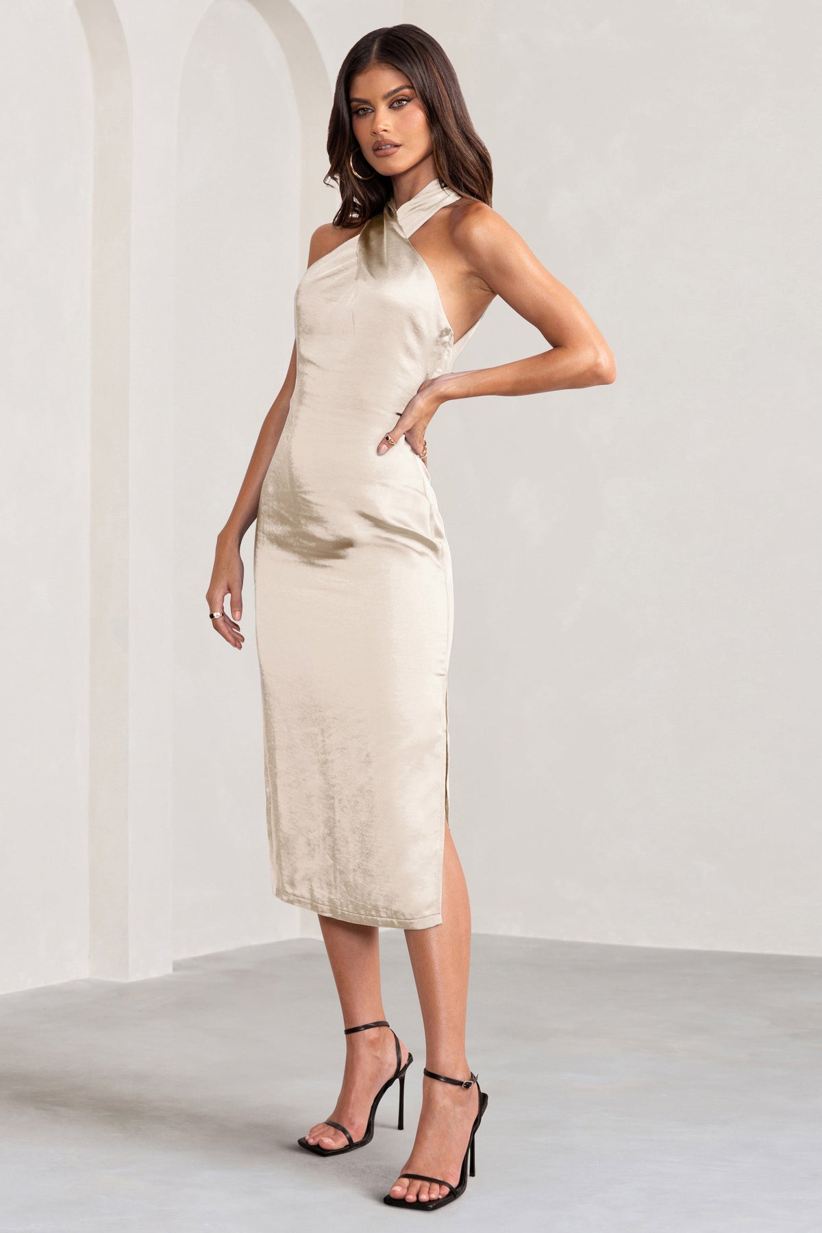 Dazzling | Champagnerfarbenes Satin-Midikleid mit überkreuztem Halterneck