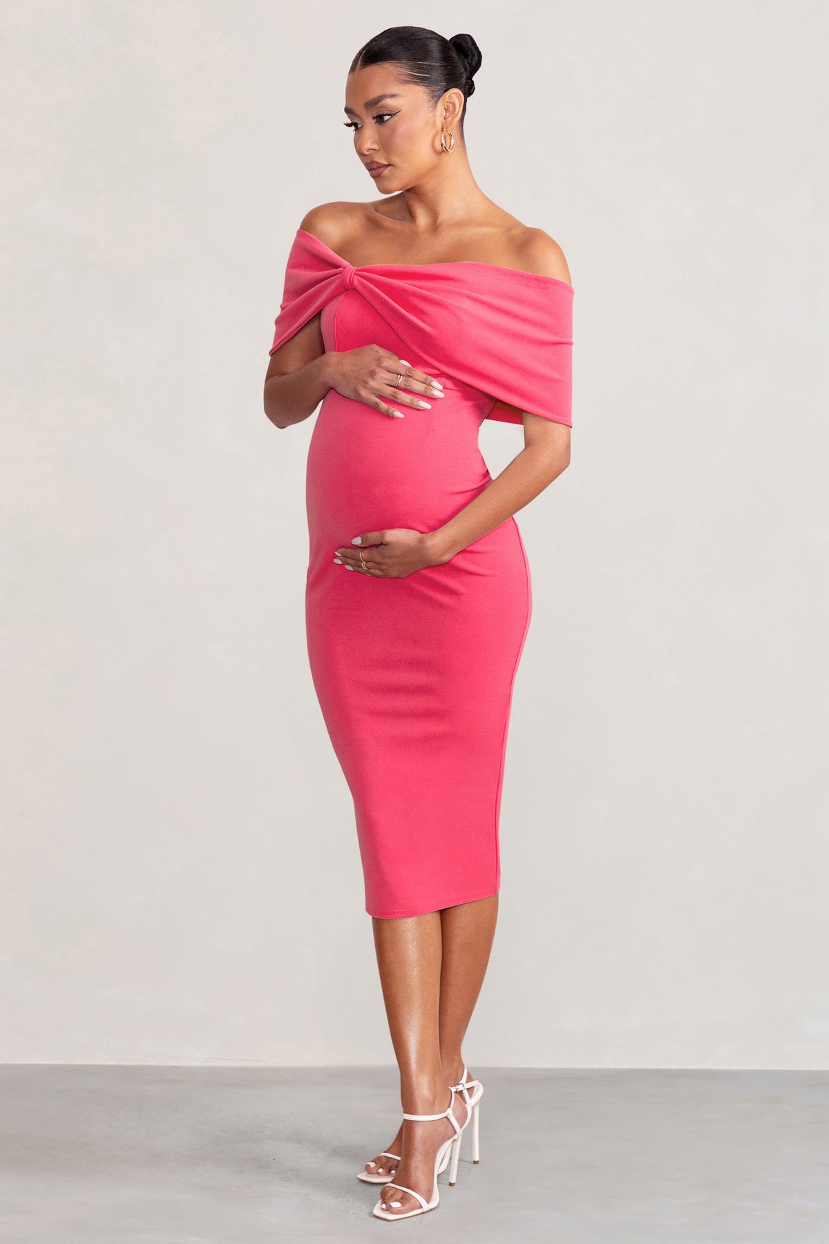 Alyssa | Hot Pink Bardot-Kleid mit Schleife und Raffung, Umstands-Midi-Länge
