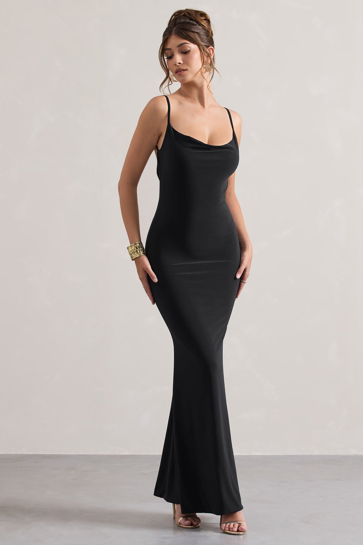 Francoise | Schwarzes Wasserfall-Ausschnitt-Maxikleid mit Rückenausschnitt und Spitzeinsatz