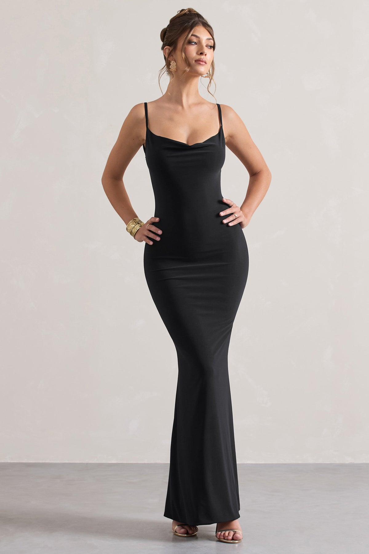 Francoise | Schwarzes Wasserfall-Ausschnitt-Maxikleid mit Rückenausschnitt und Spitzeinsatz